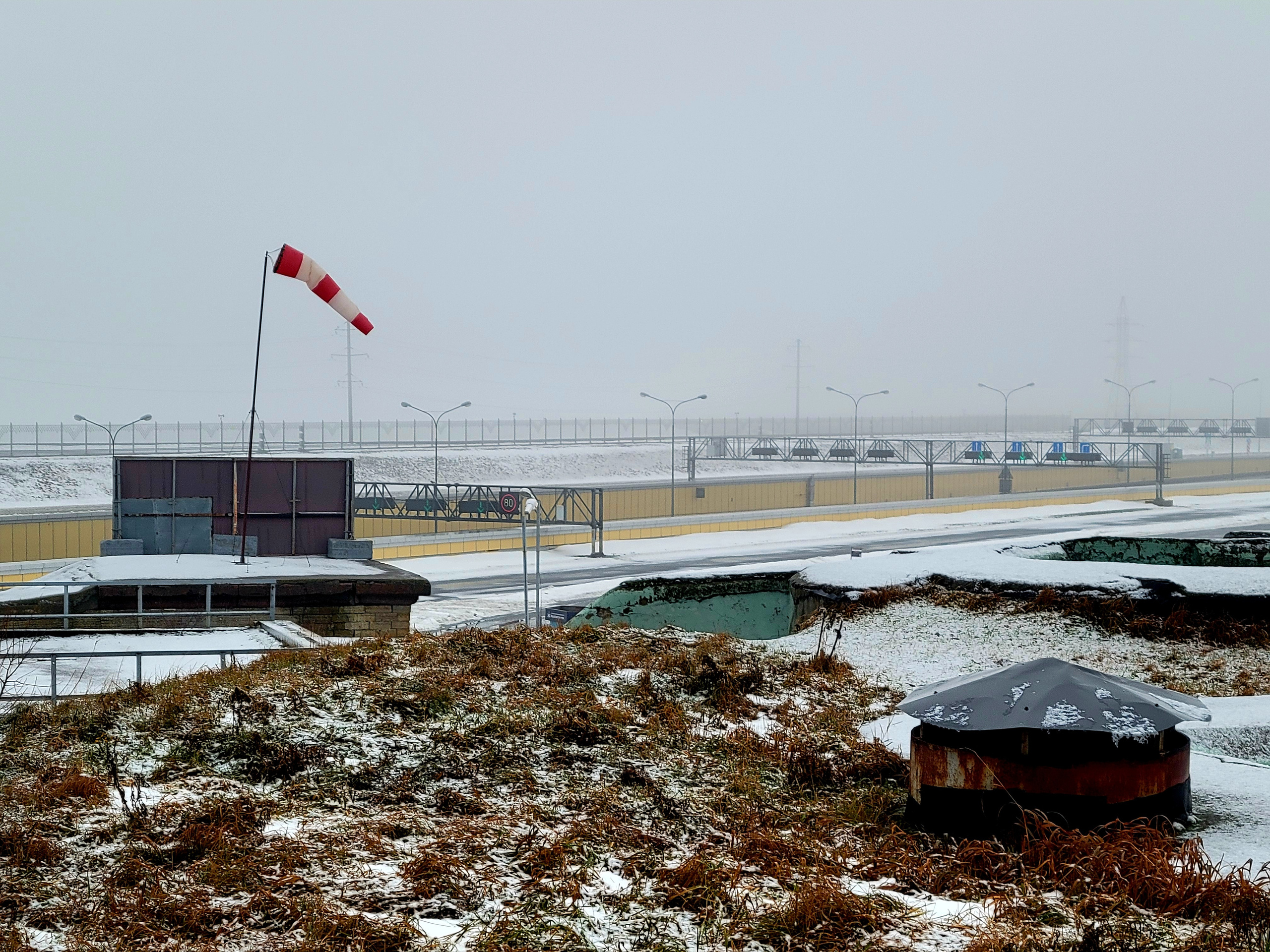 Пытался идентифицировать зачем здесь "колдун". До ближайшего аэродрома Бычье поле - километра 3 точно