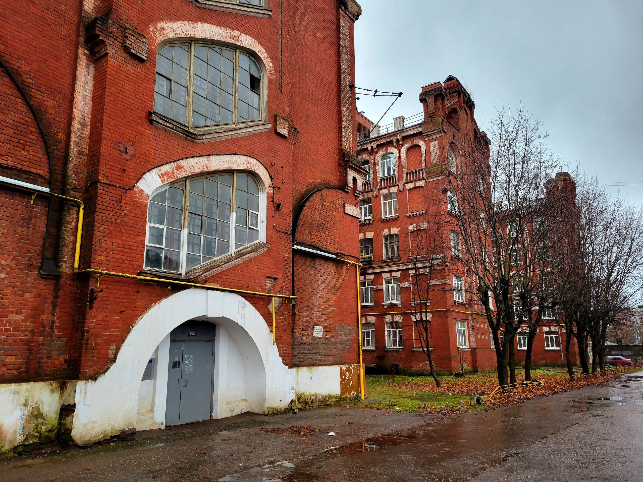 Красный кирпич, заброшенные дома. Где-то живут люди, где-то уже пришло обустройство и гламурные лофты. Но чаще - жилые квартиры (комуналки?) в не очень хорошем состоянии