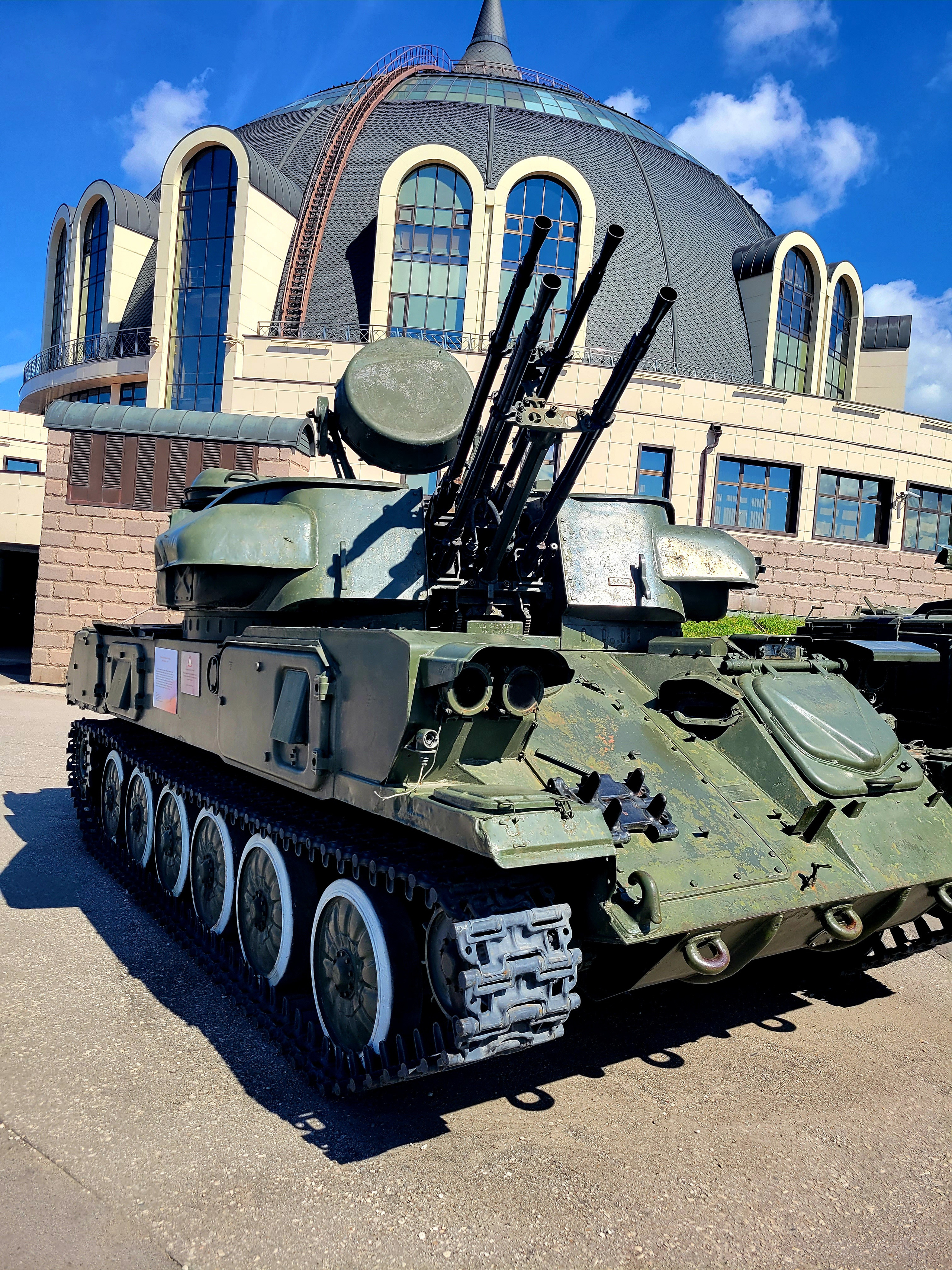 Музей оружия. На улице немного техники