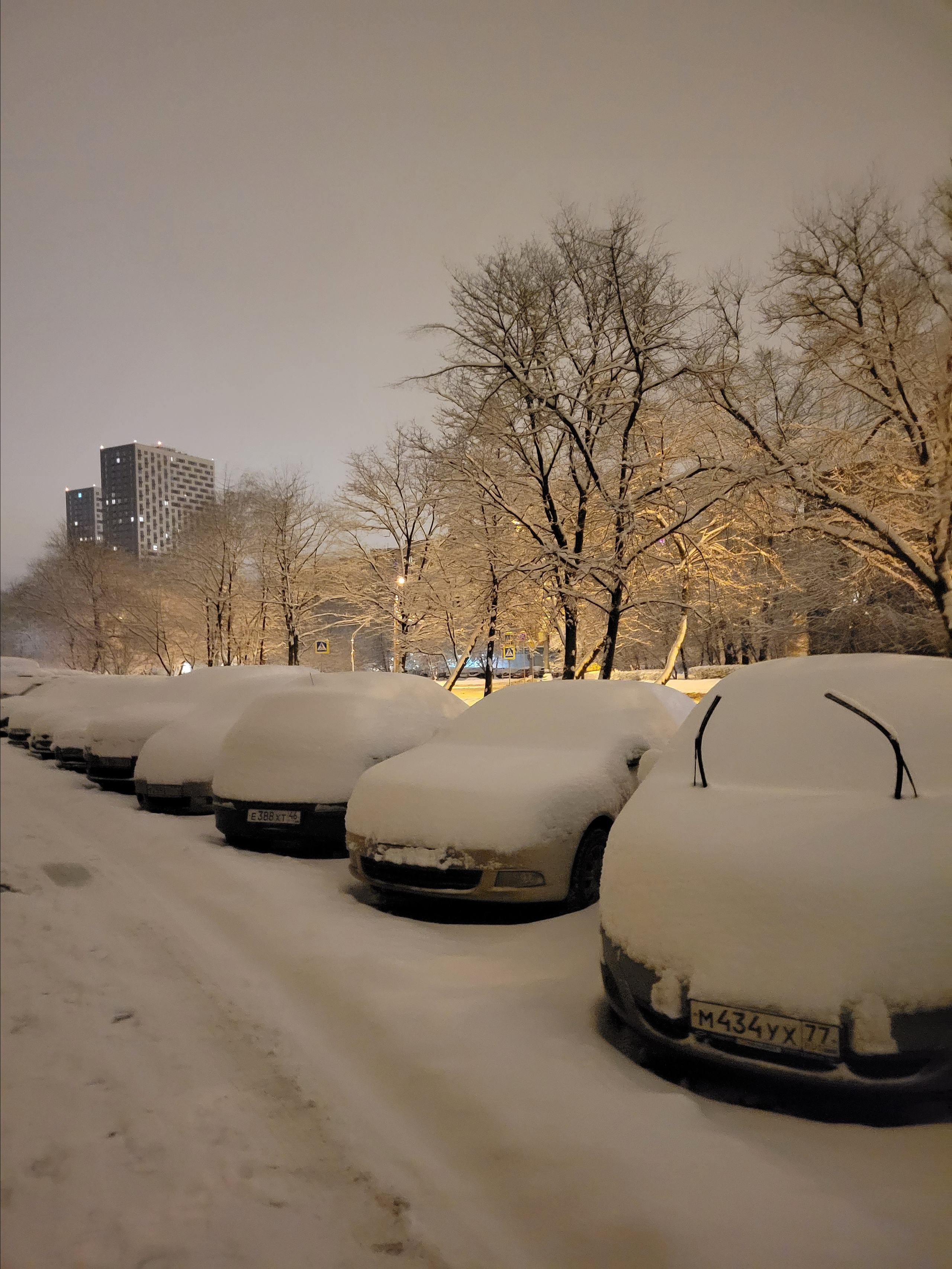 Ночь после снегопада. Квиз на утро - угадай в сугробе свою машинку