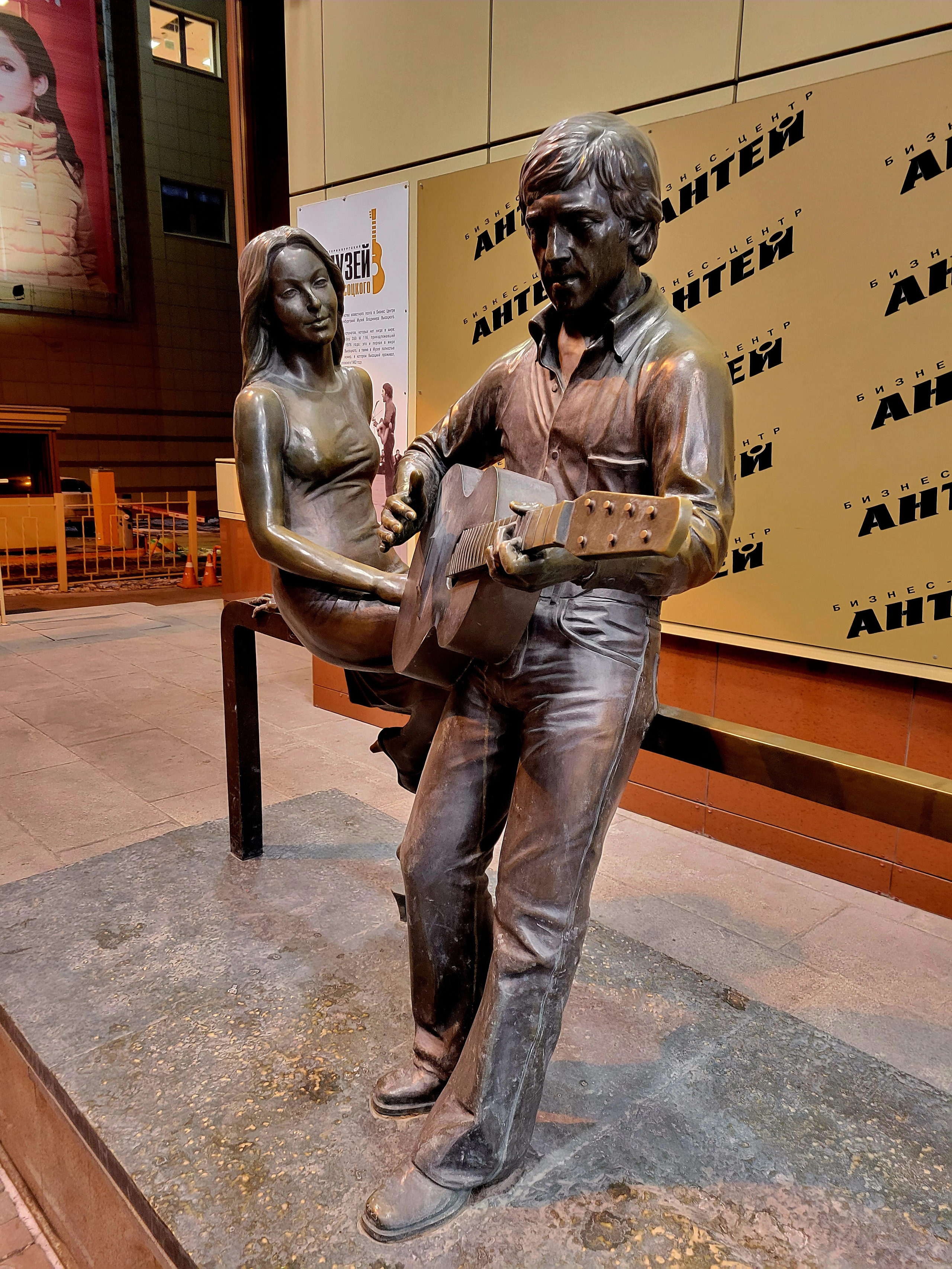 Памятник В.Высоцкому и М.Влади. Рядом гостиница, где останавливался Высоцкий, и небоскреб "Высоцкий"