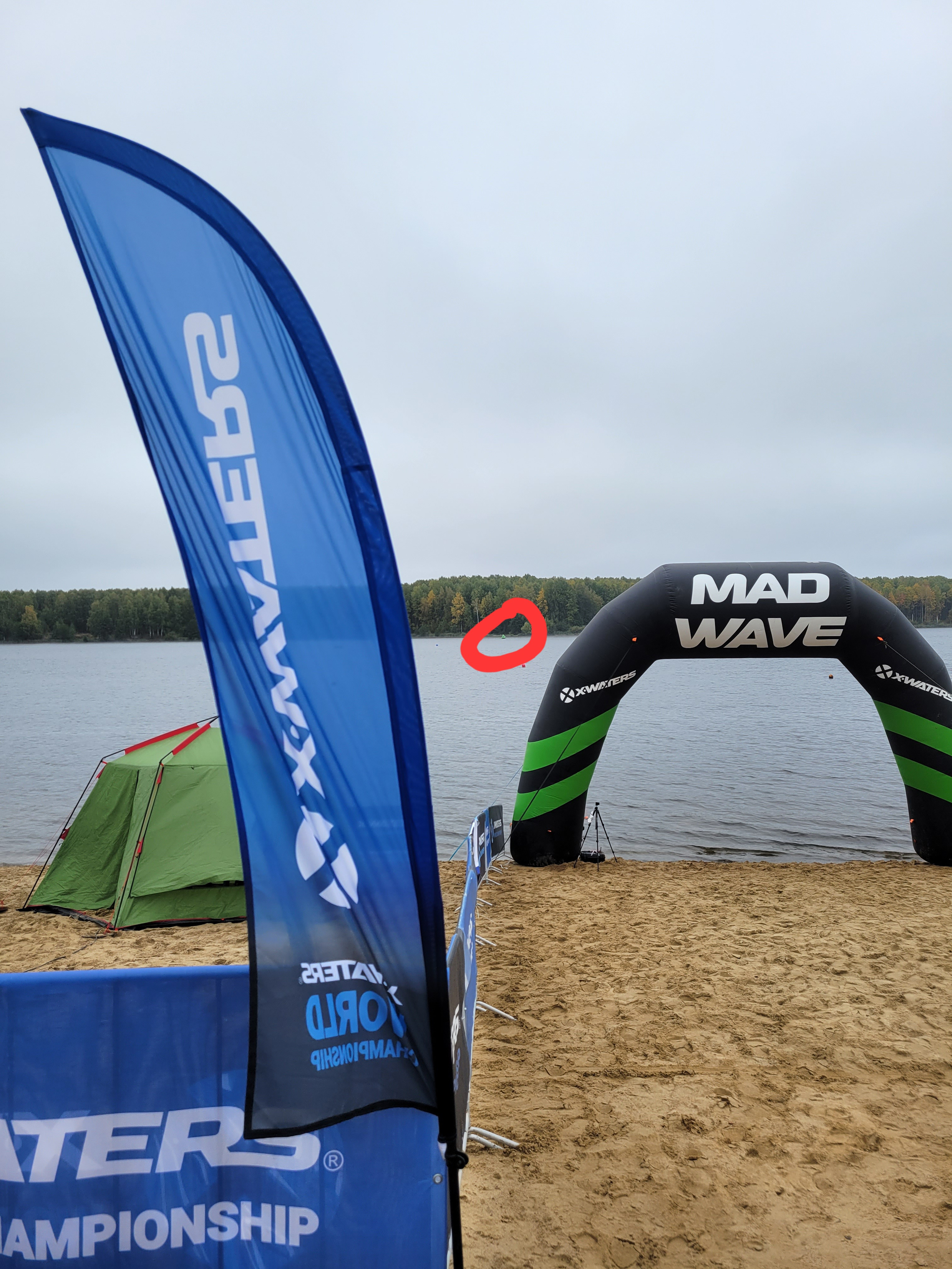 Место старта. Плыть до противоположного берега и обратно. На первый взгляд далеко и страшно.