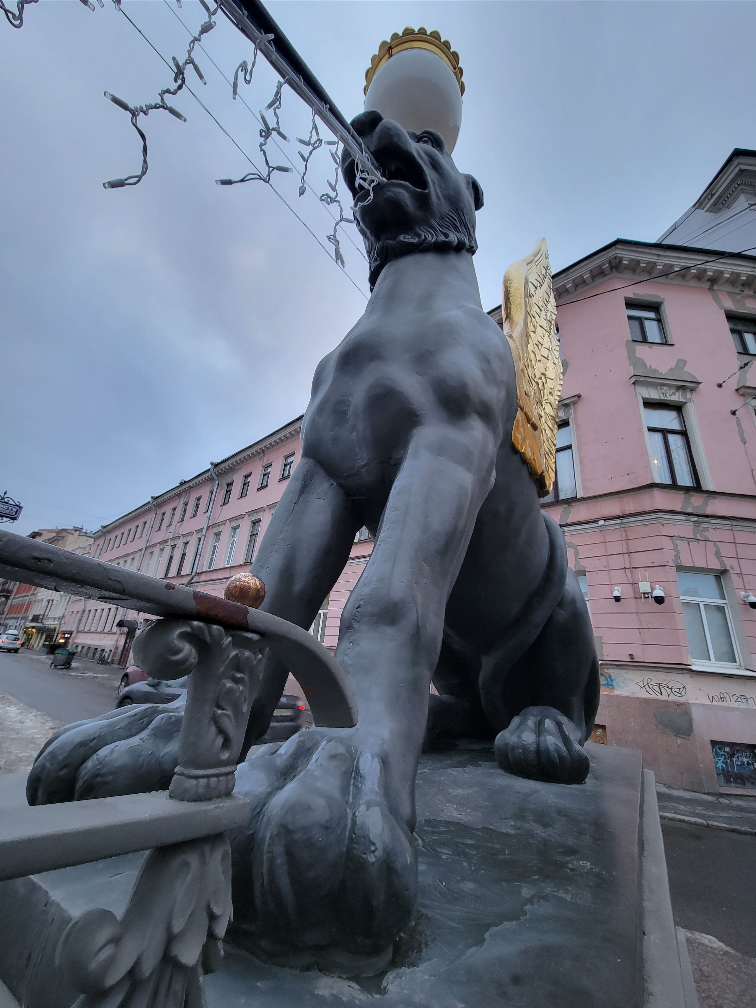 Грифон банковского моста