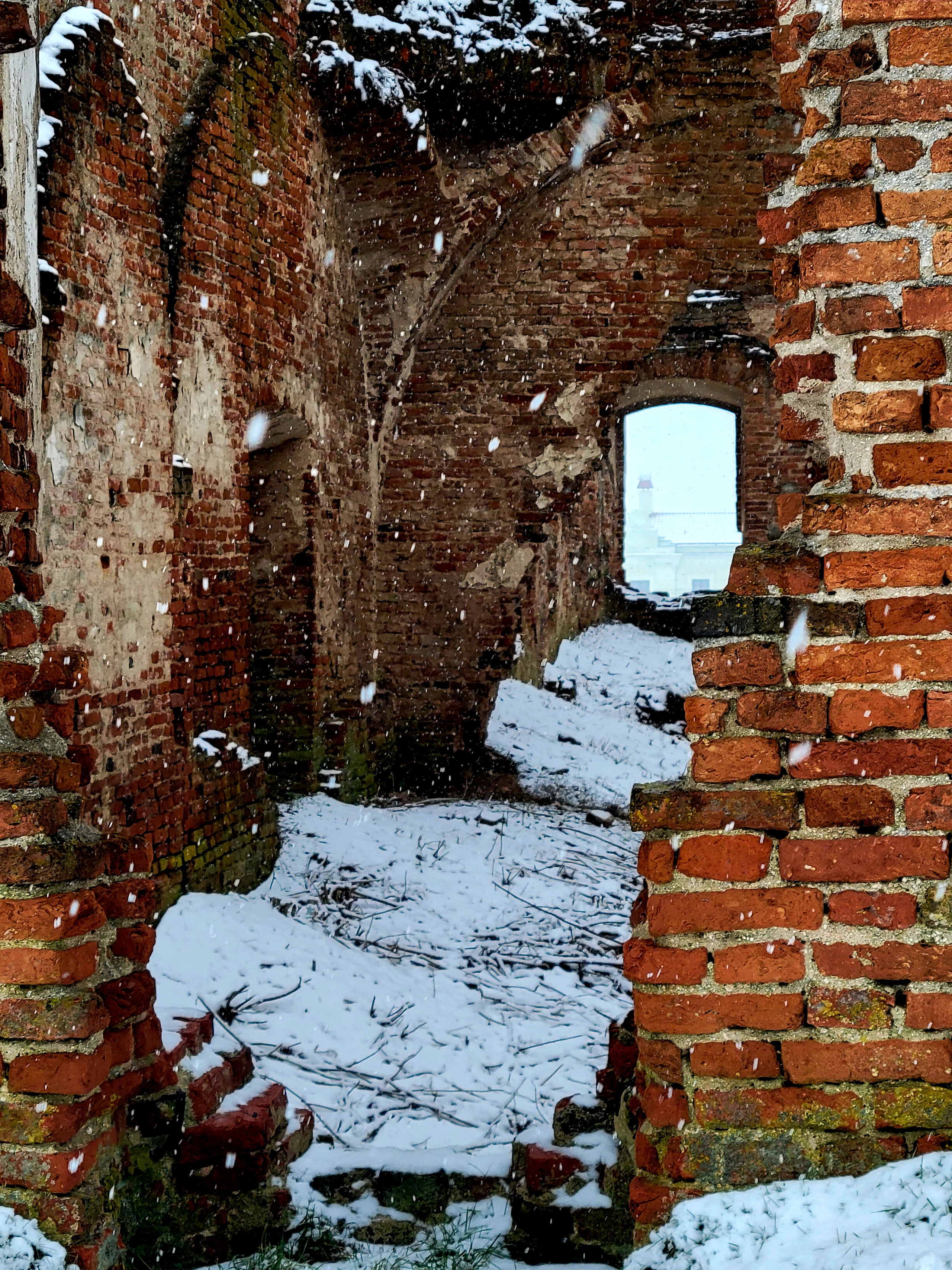 Главное здание пока в руинах