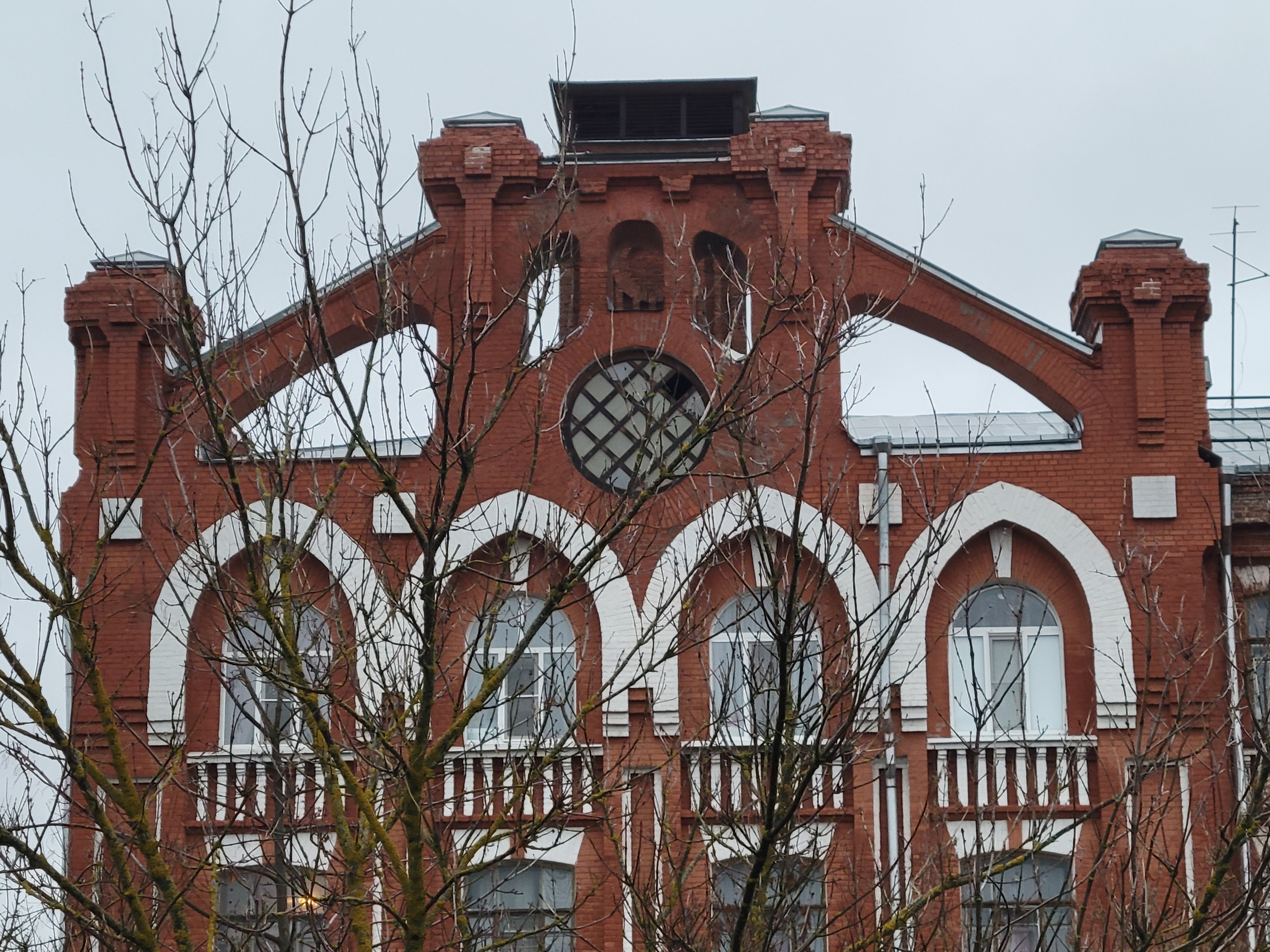 Привести их в порядок - получится элитный комплекс в стиле лофт. Вопрос, нужен ли он будет только на окраине Твери?