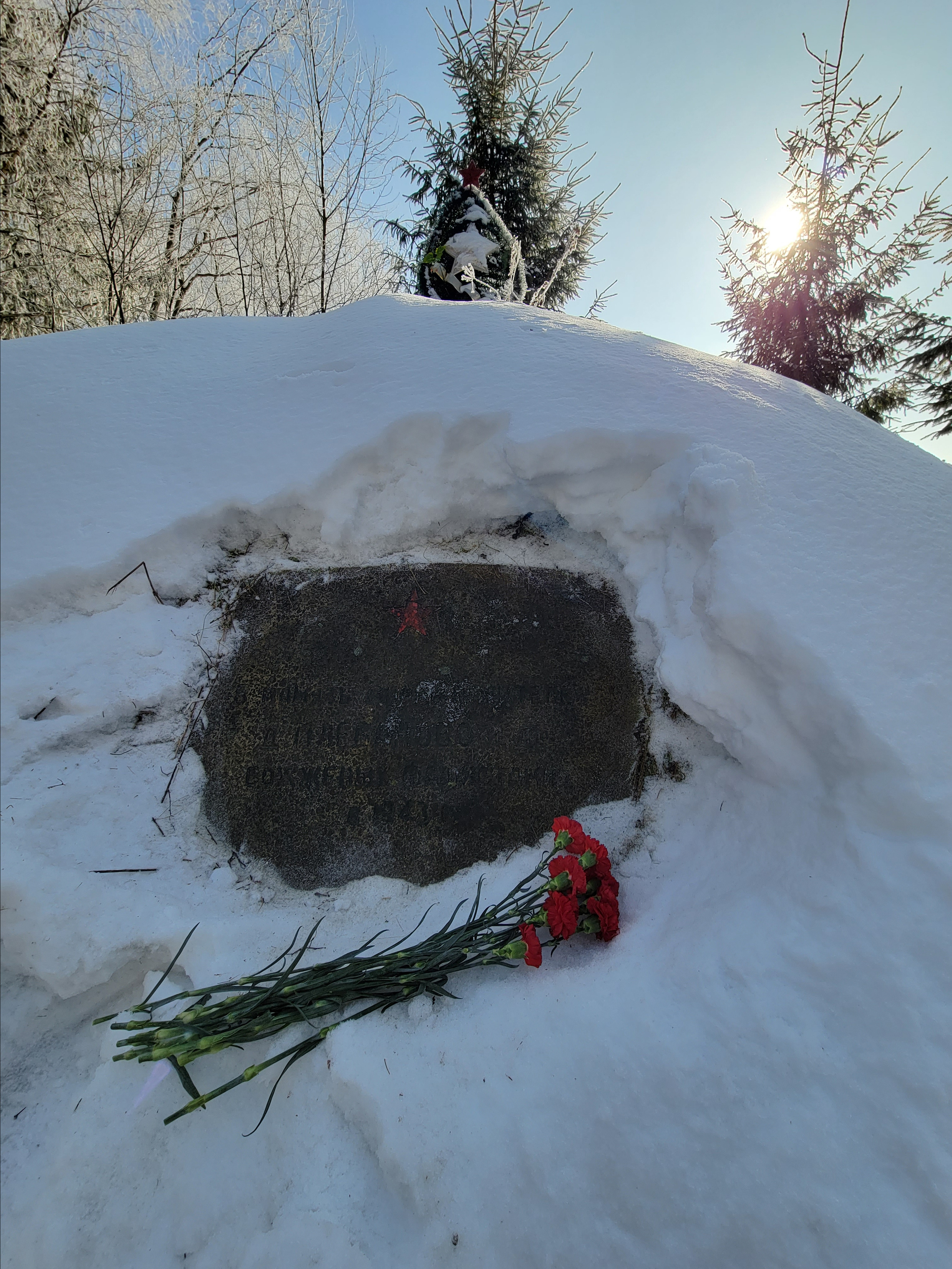 Доехали до мемориала в 2 км от Кохановичей, где была деревня