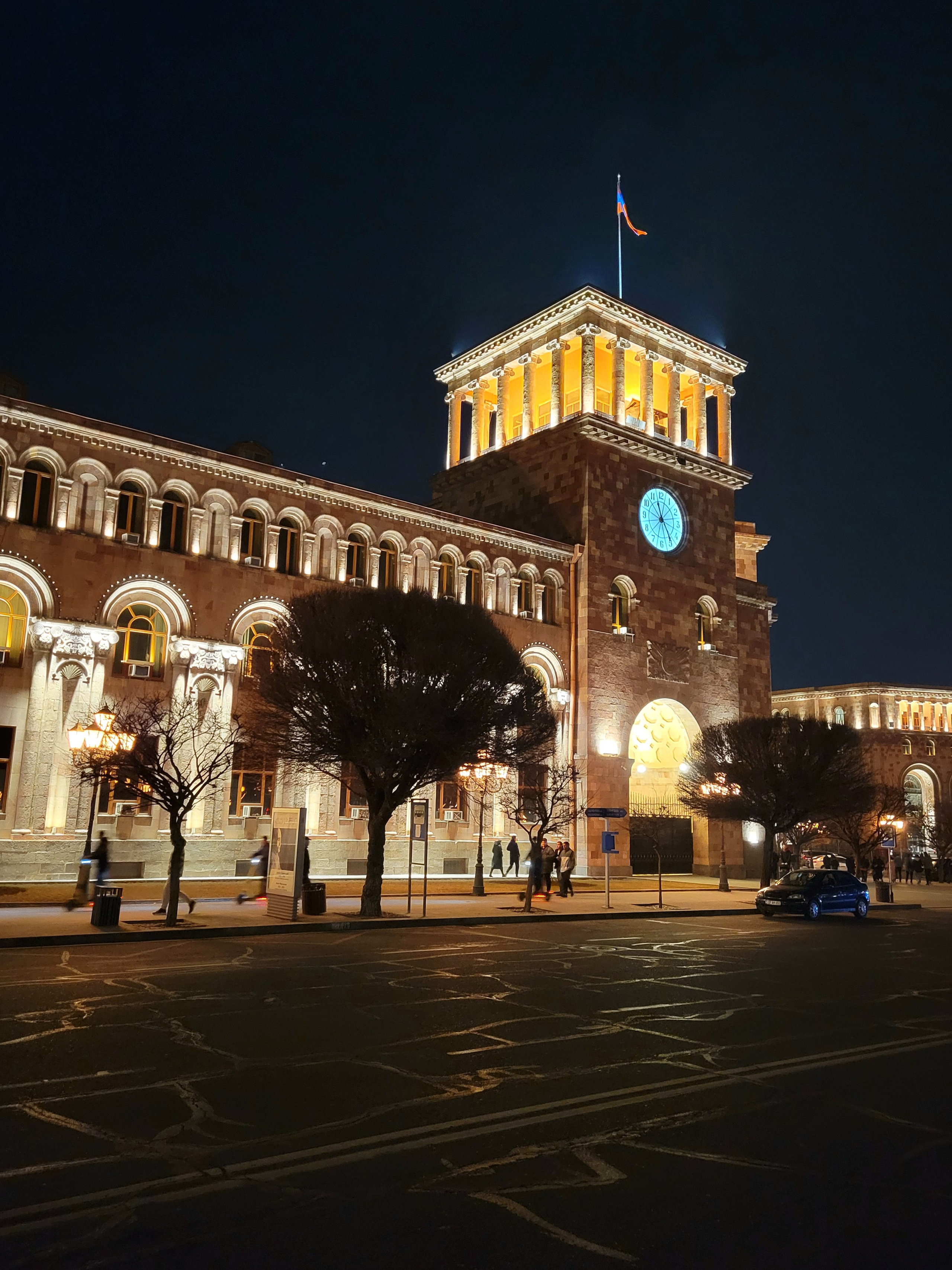 Напротив музея - здание Правительства