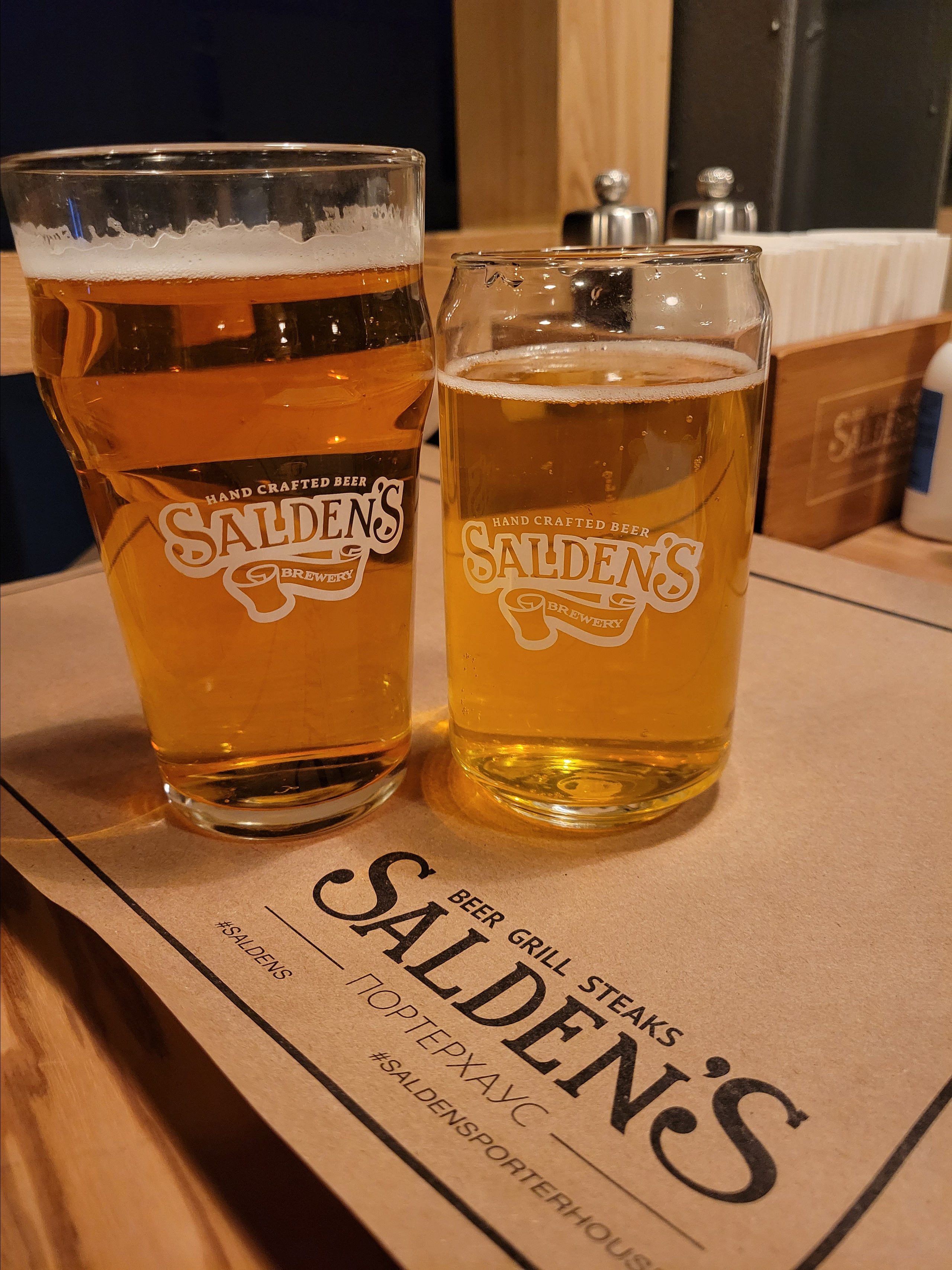 Забронировали ресторан, где наливают пиво, принимают карты... Цивилизация! :)