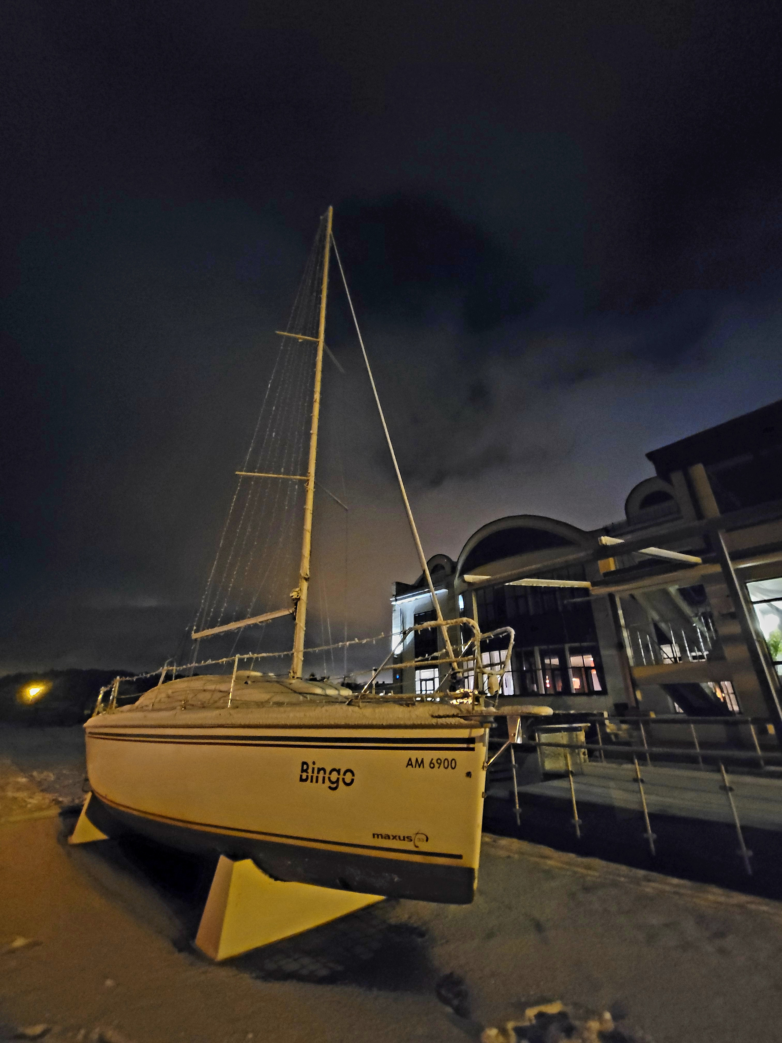 Ресторан "Робинзон клуб". Летом на закате тут гораздо уютней, зато сейчас народа немного