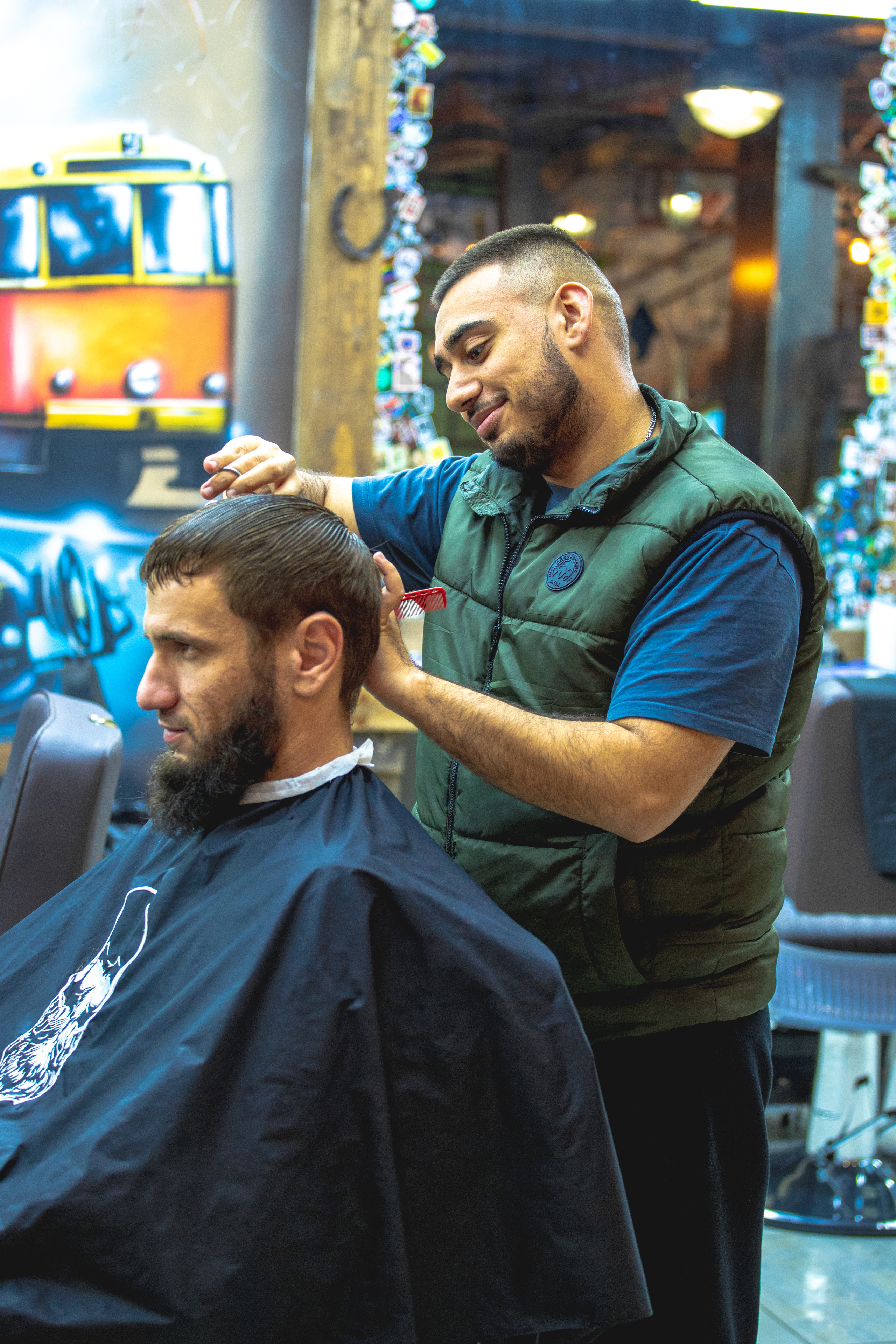 Гулял по улице и зашёл сфоткать барбера за работой