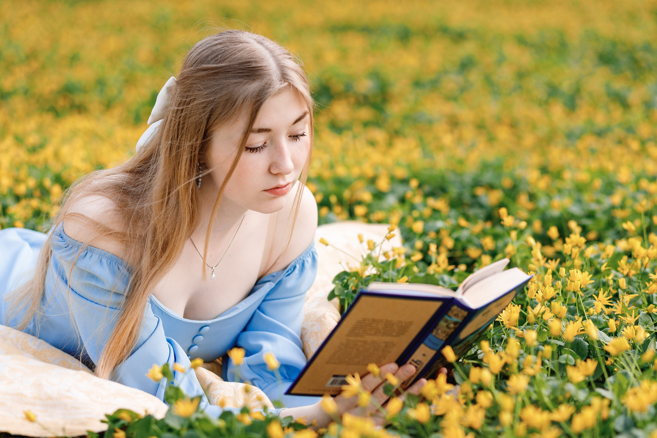 весенняя фотосессия с книгой