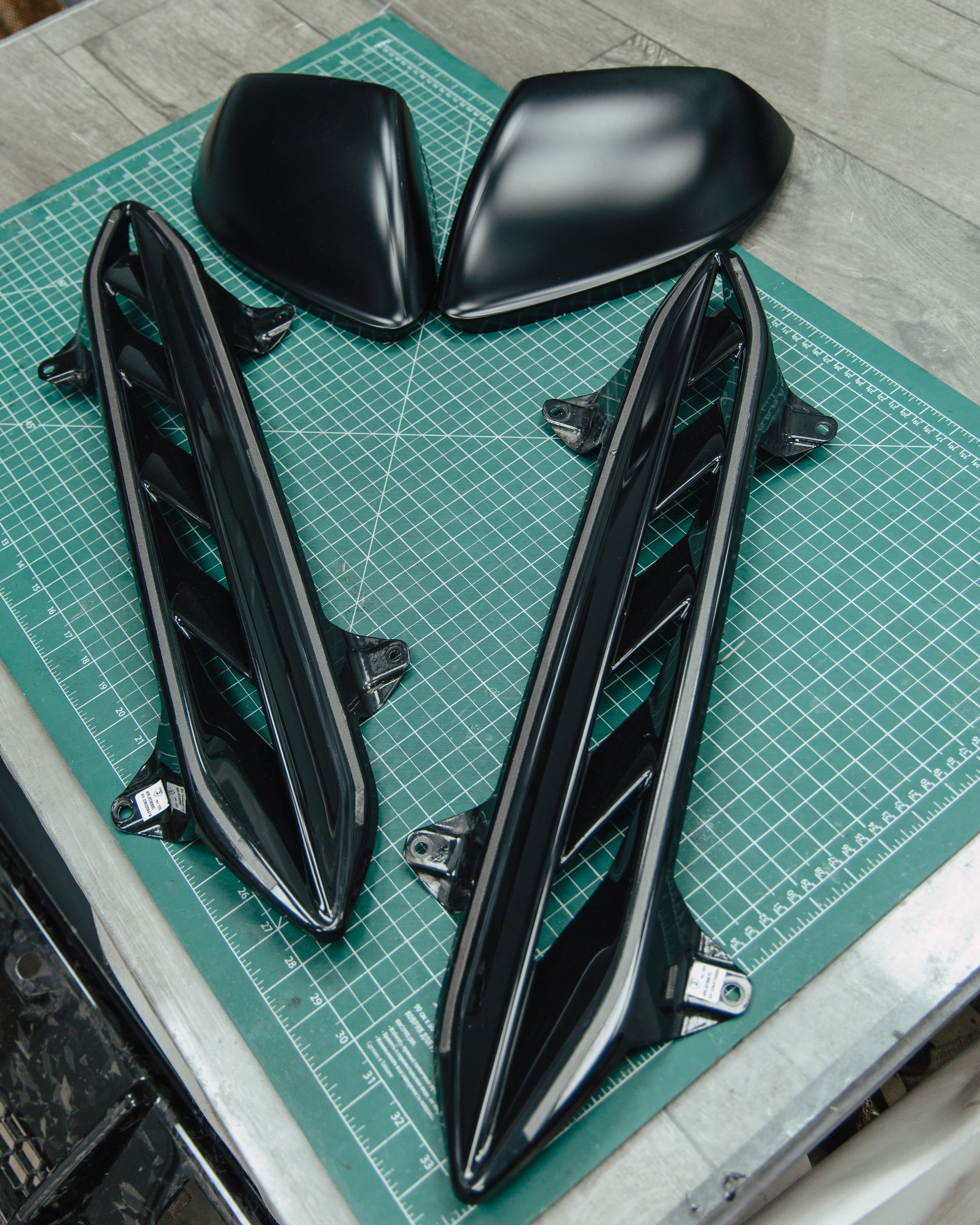 Lamborghini Urus ламинация карбоном вставок в капот, спойлеров, крышки багажника и зеркал. DeLorein