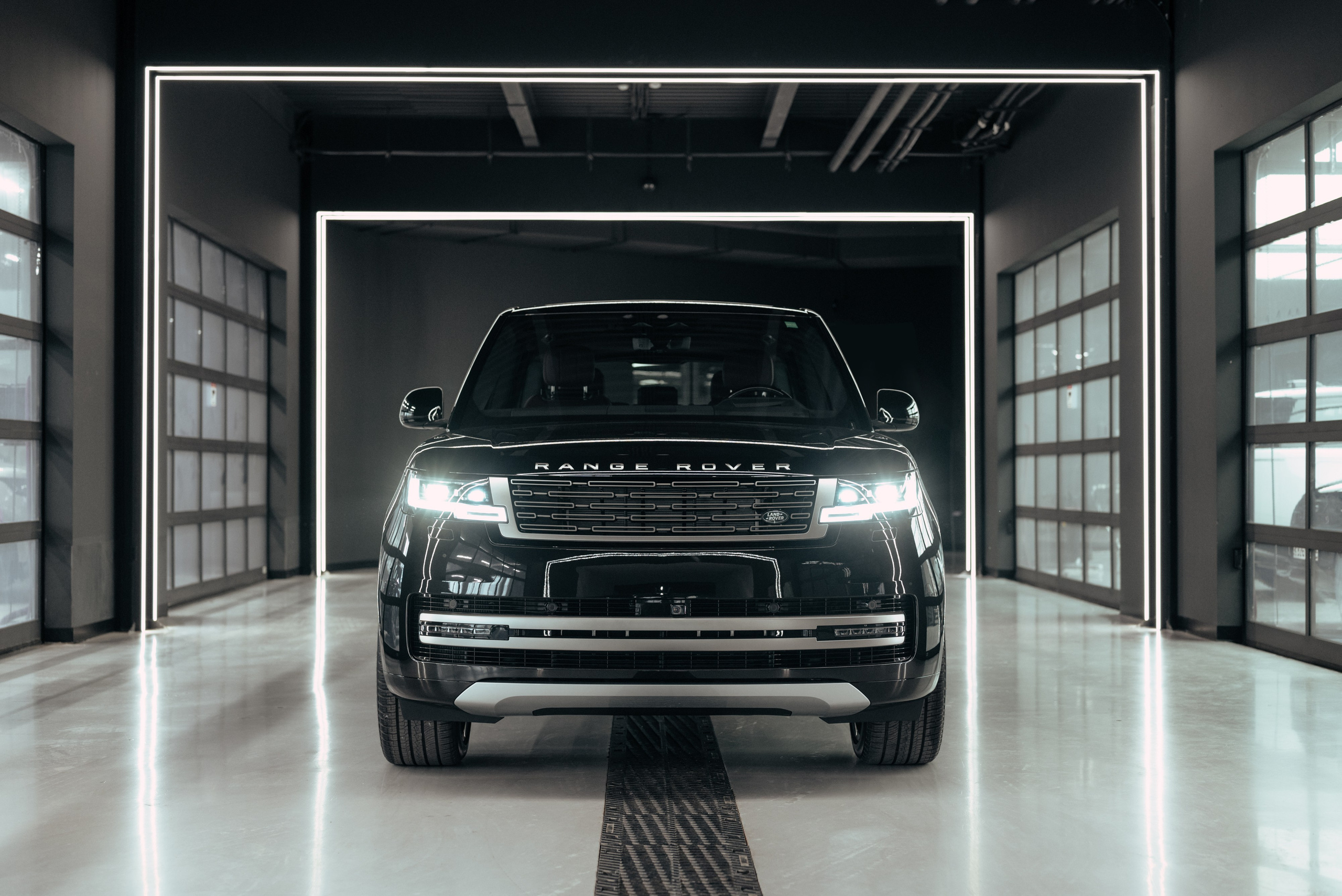 Range Rover black on red. DeLorein