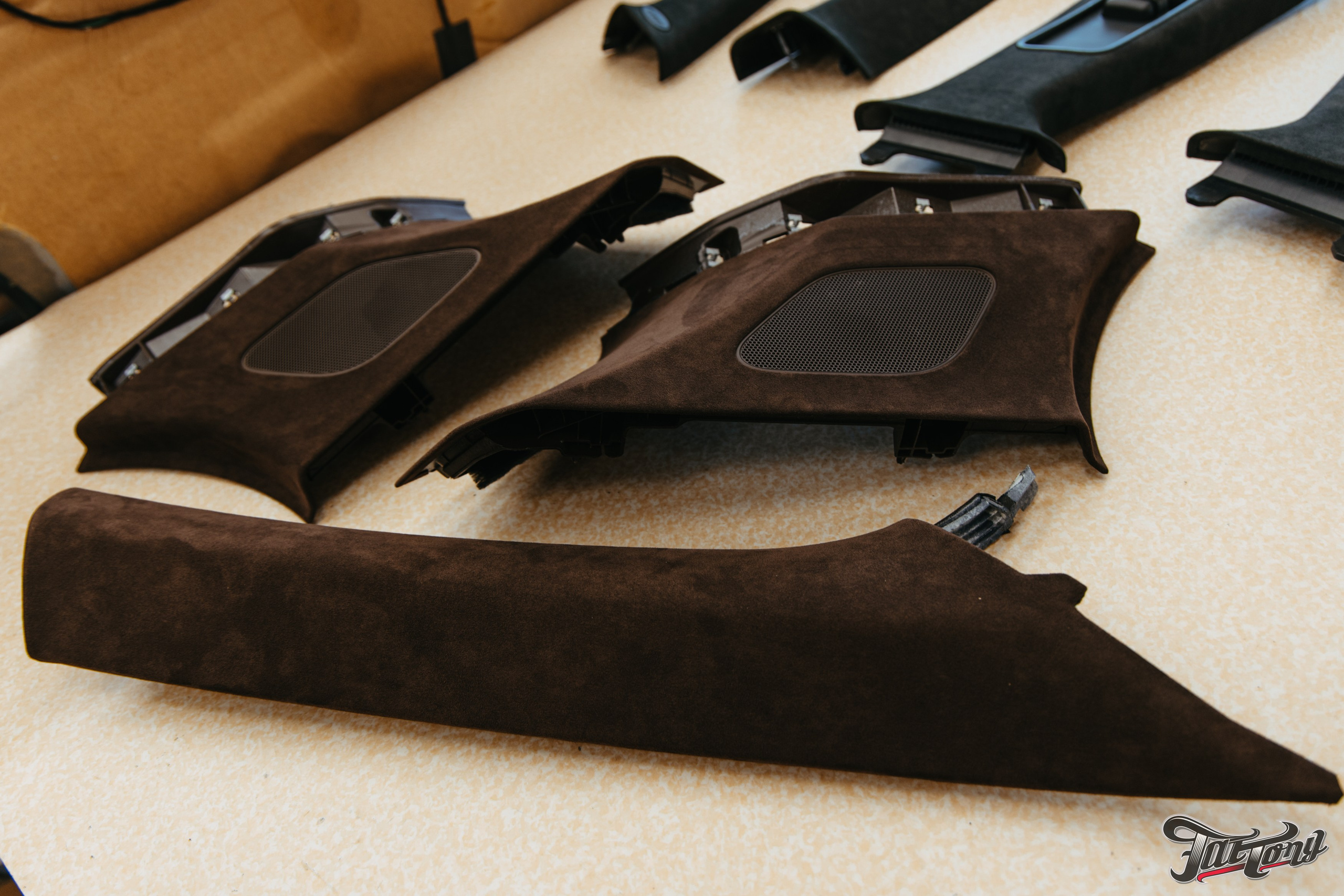 Porsche Сayenne пошив потолка в коричневую алькантару. DeLorein