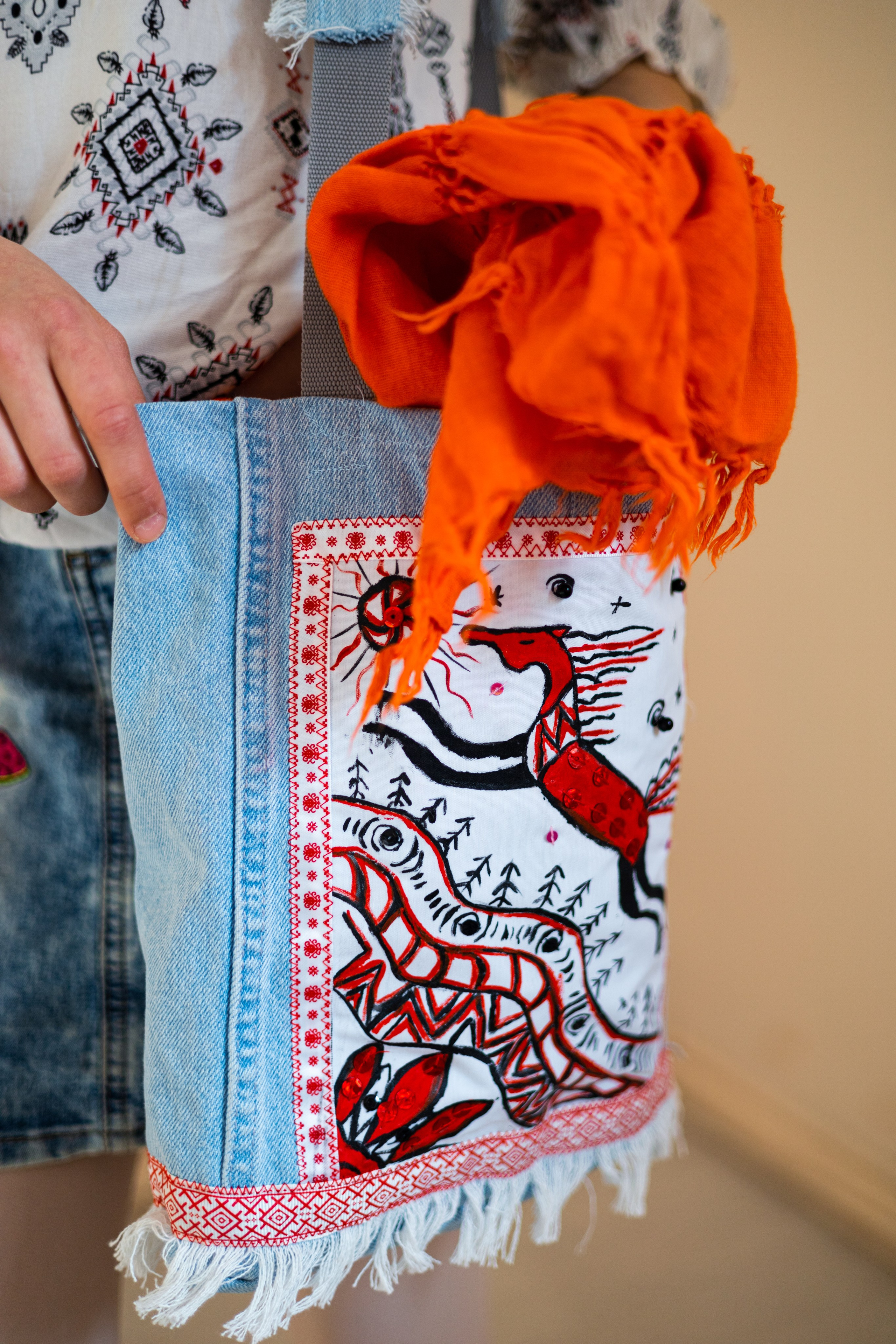 Сумки из денима с мезенской росписью своим руками в мастерской шитья и дизайна. Школа для девочек во Владивостоке — Само Совершенство