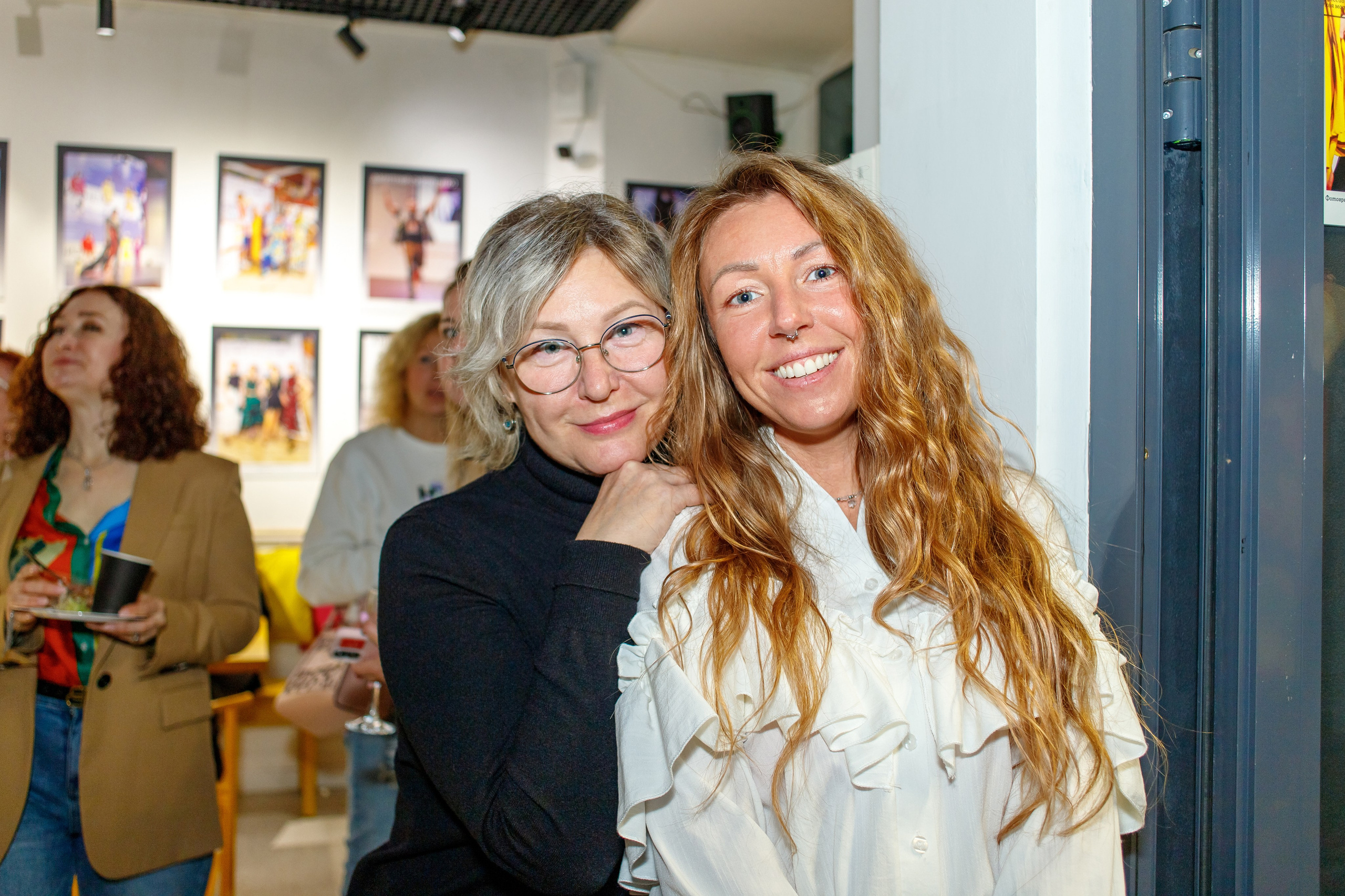 Сандра Шевелева - педагог фотошколы "Пропаганда" на открытии фотовыставки "Сила в каждом" на Арбате.