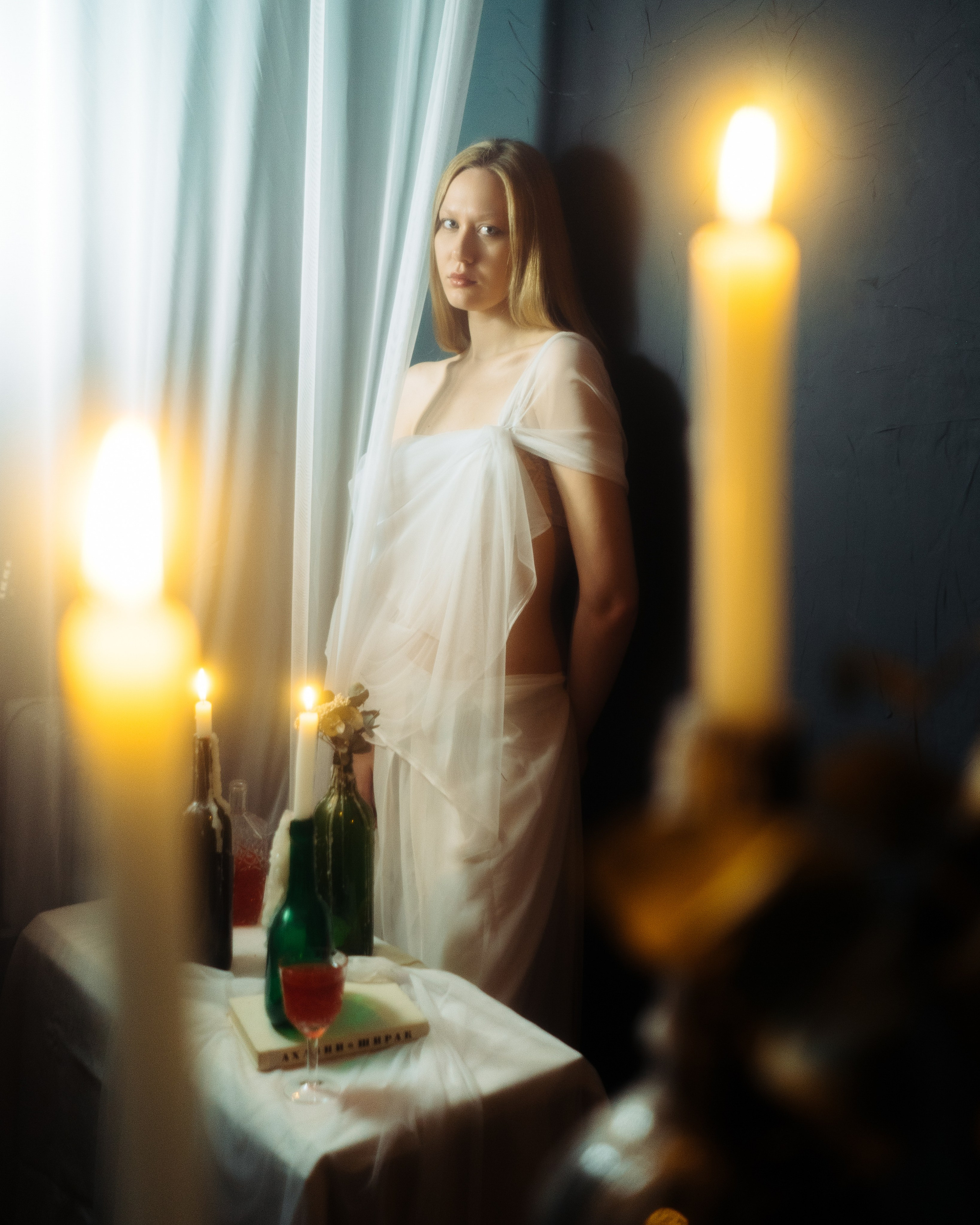 Авторская женская фотосессия в полный рост, девушка в полупрозрачной ткани у свечей, художественный портрет в темной эстетике