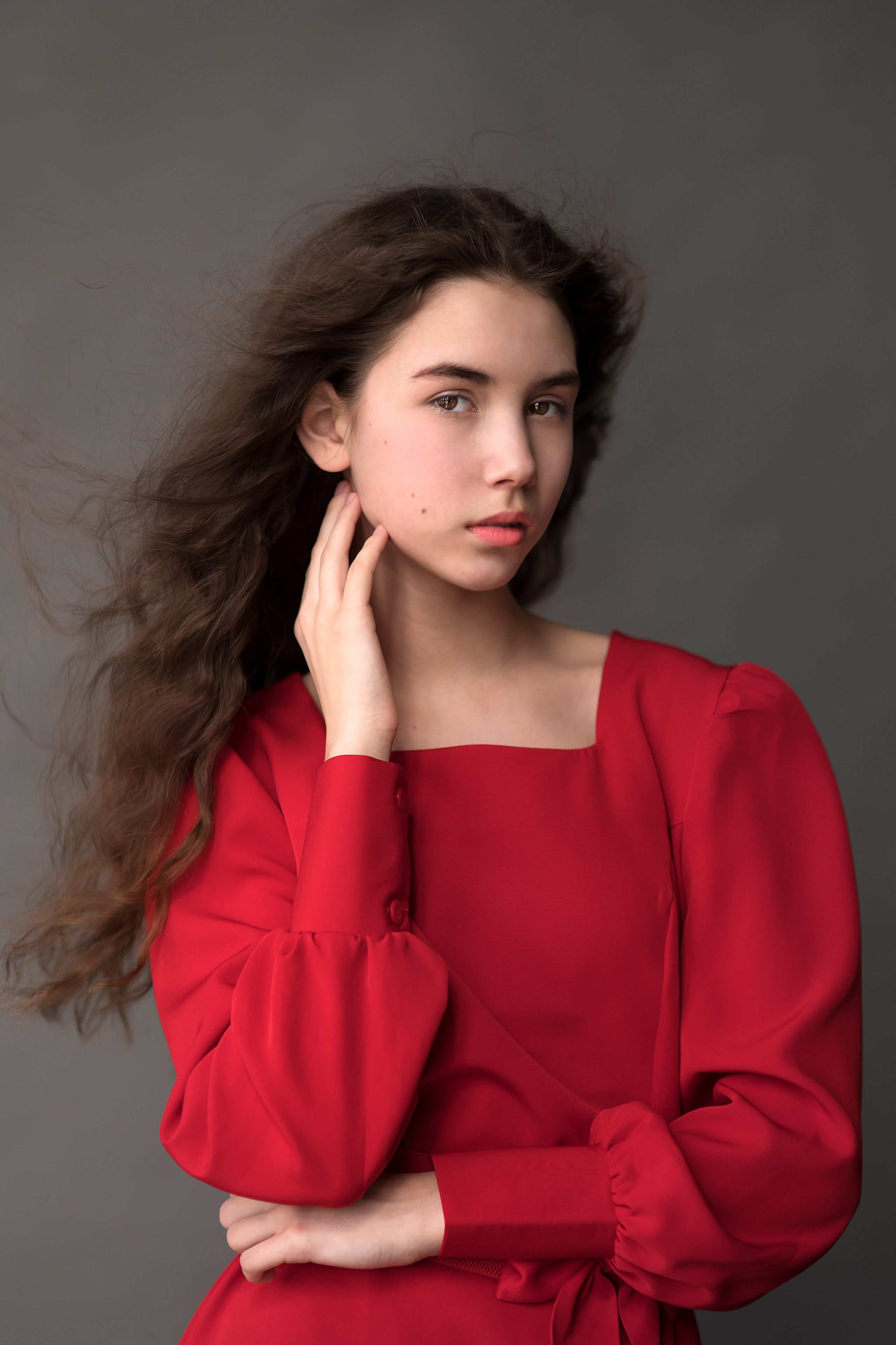 портрет девушки в красном