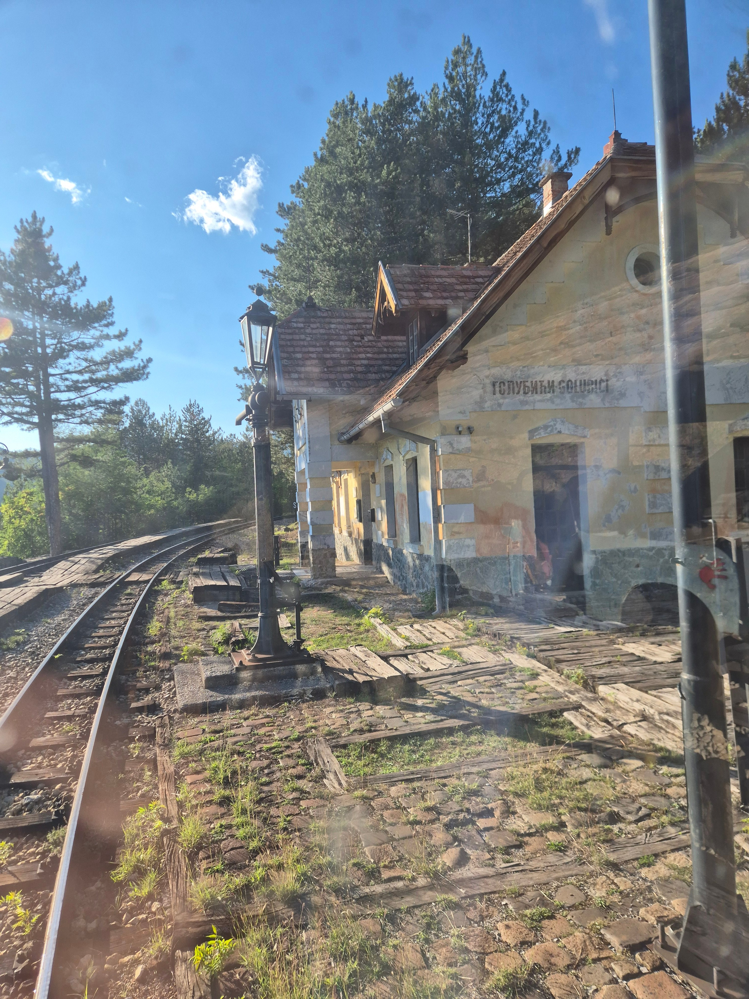 Для съёмок были построены декорации, которые впоследствии стали частью туристического комплекса. На фото - настоящий вокзал станции Голубичи