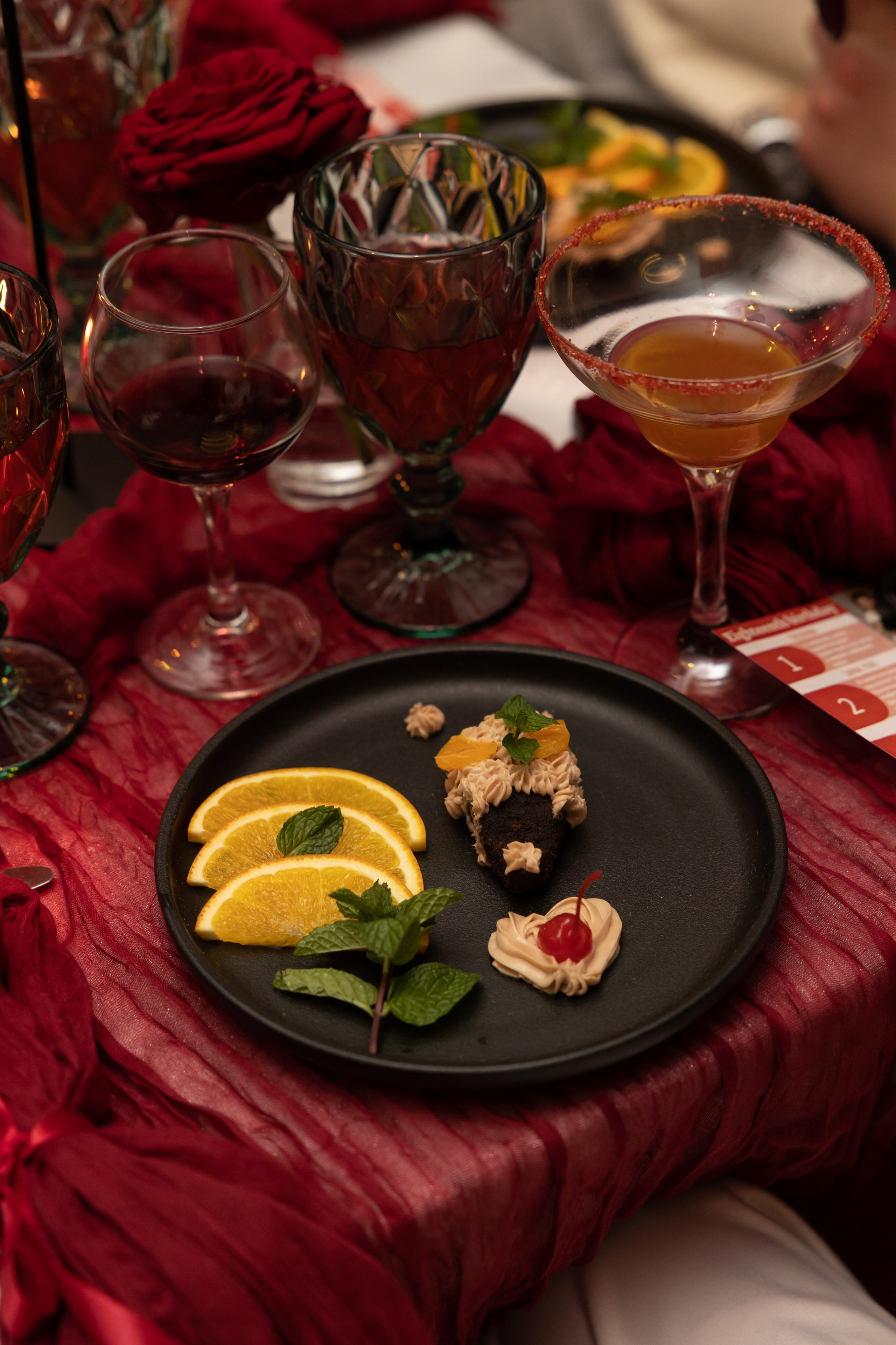 День рождение Марии, иммерсивный ужин. Семейный и женский фотограф, стильный репортаж в г. Новосибирск