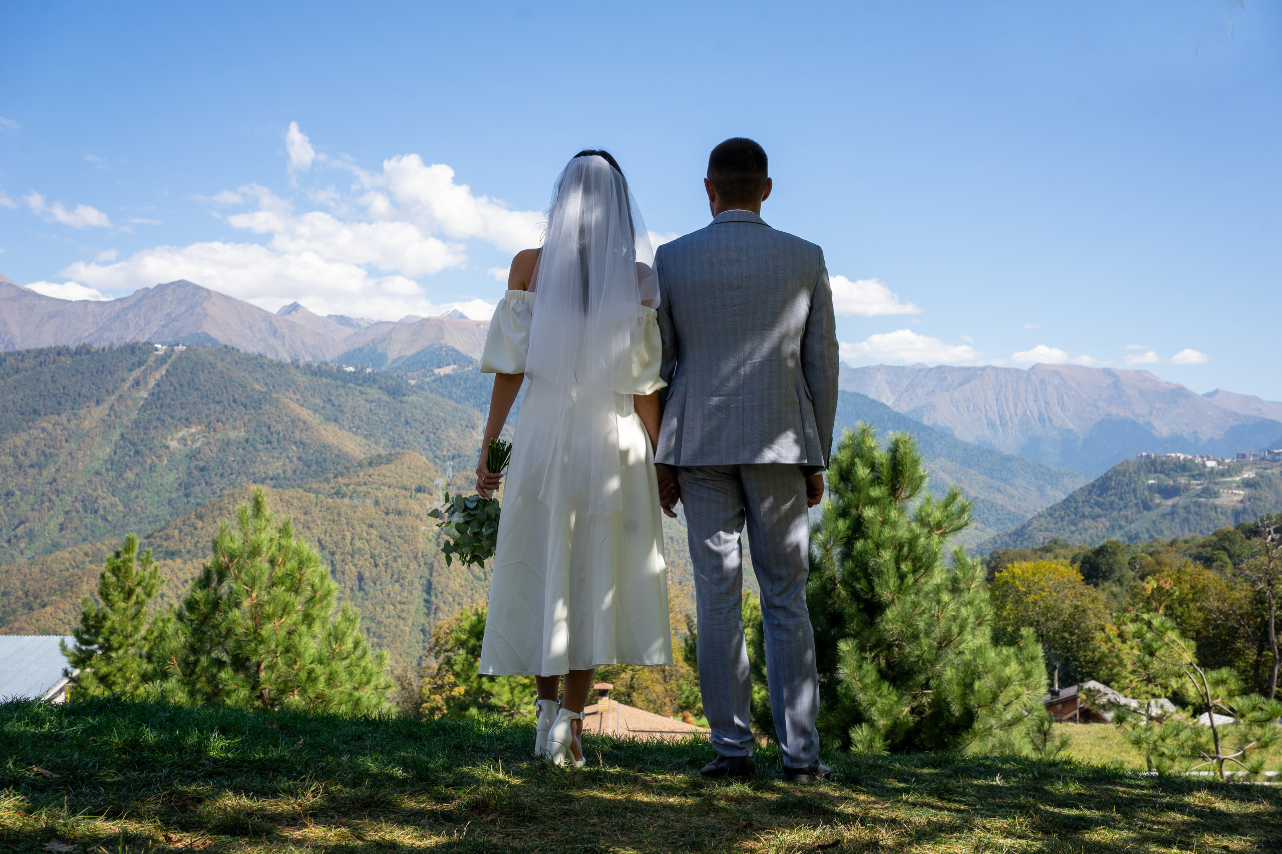 Свадебная прогулка в Красной поляне и на аллее пальм в Сириусе. Фотограф в Сочи Тиунова Маргарита и Тиунов Евгений