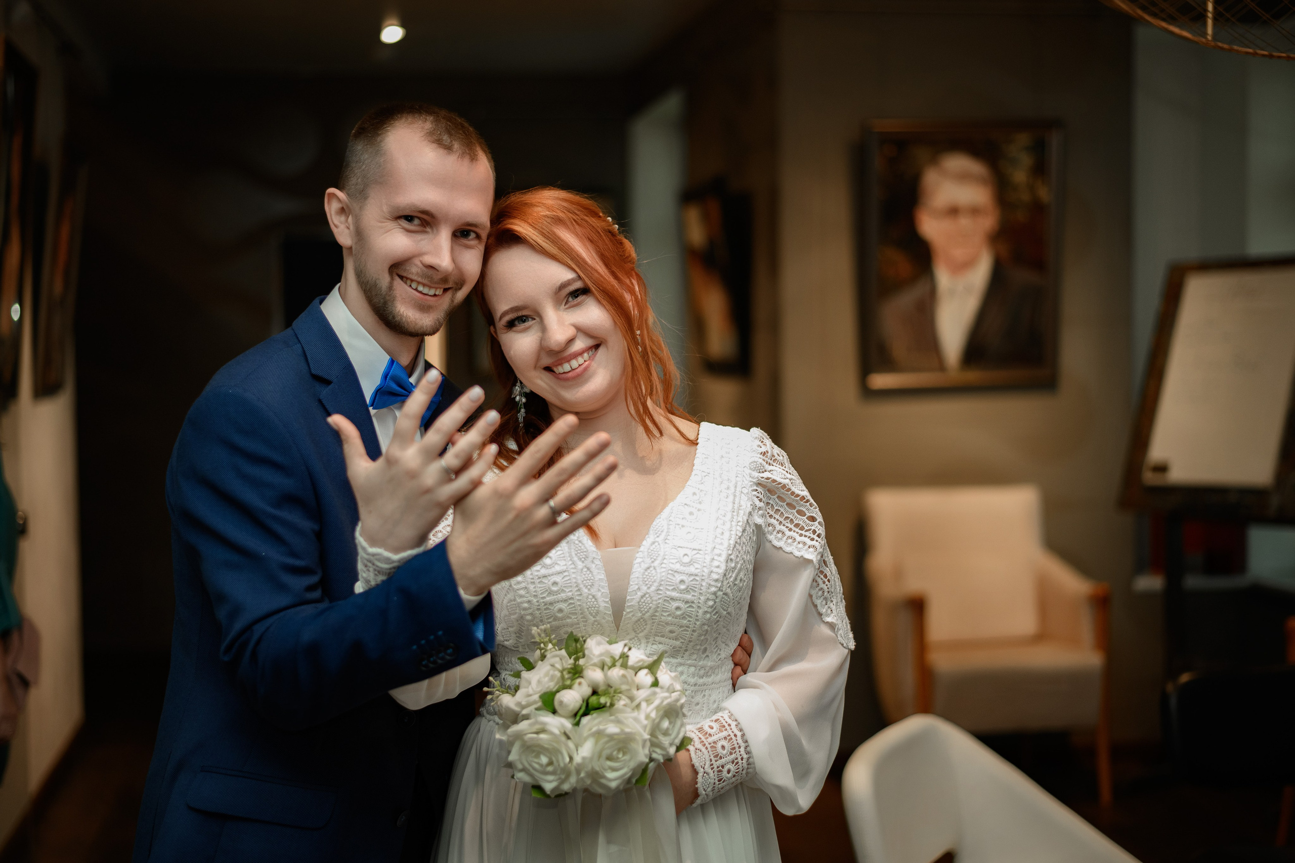 Фотосессия для молодоженов в интерьерах ресторана на свадебном банкете.