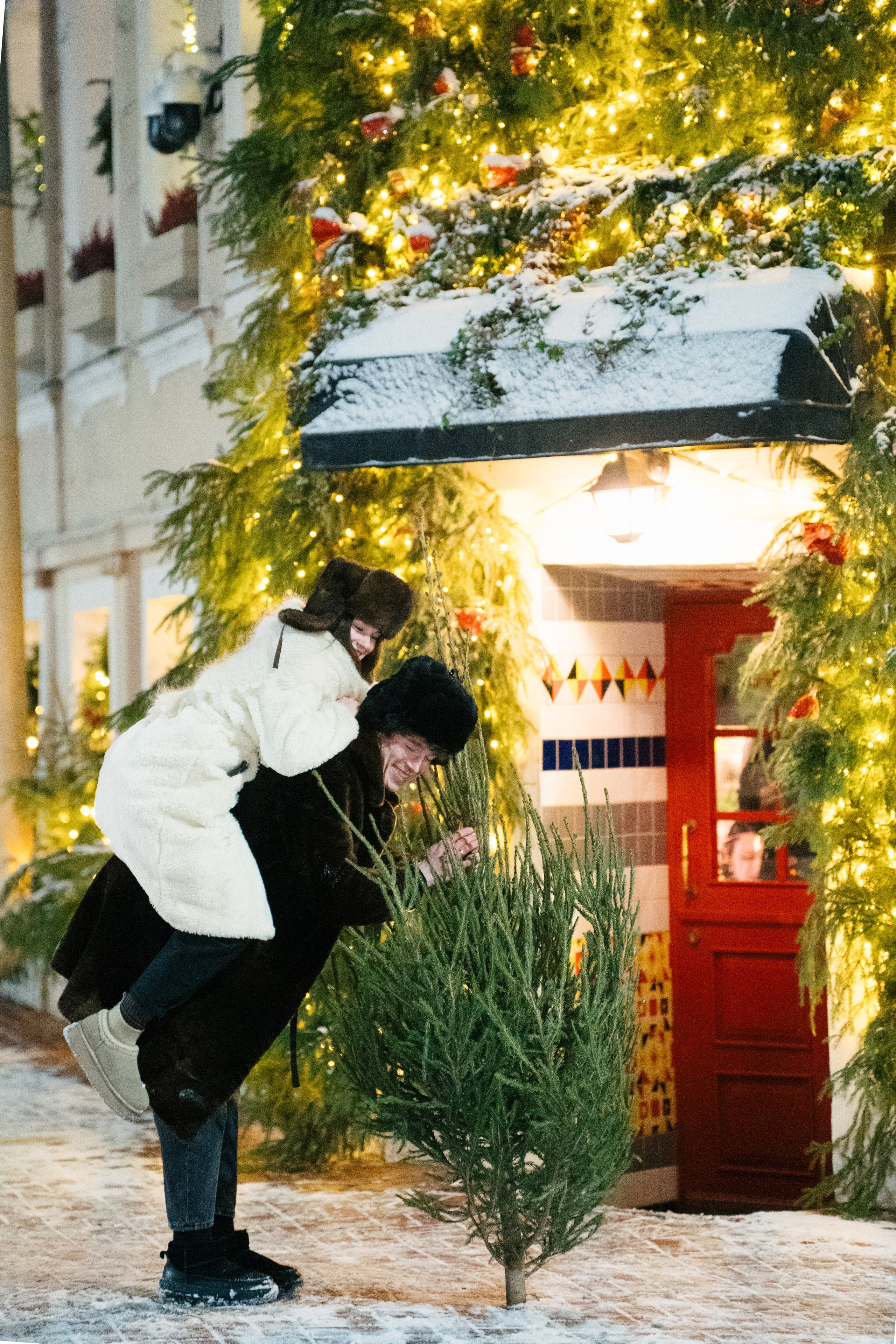 НОВОГОДНЯЯ ПРОГУЛКА ПАРЫ ПО ЧЕРНЫШЕВСКОЙ ПЕРЕД НОВЫМ ГОДОМ. Профессиональный фотограф, Санкт-Петербург — Виктория Богомолова