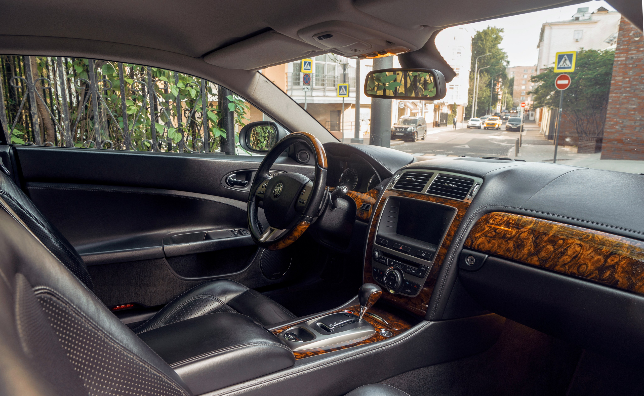 Утренняя фотосъемка автомобиля Jaguar в Москве. Жуков Илья  свадебный фотограф в Москве