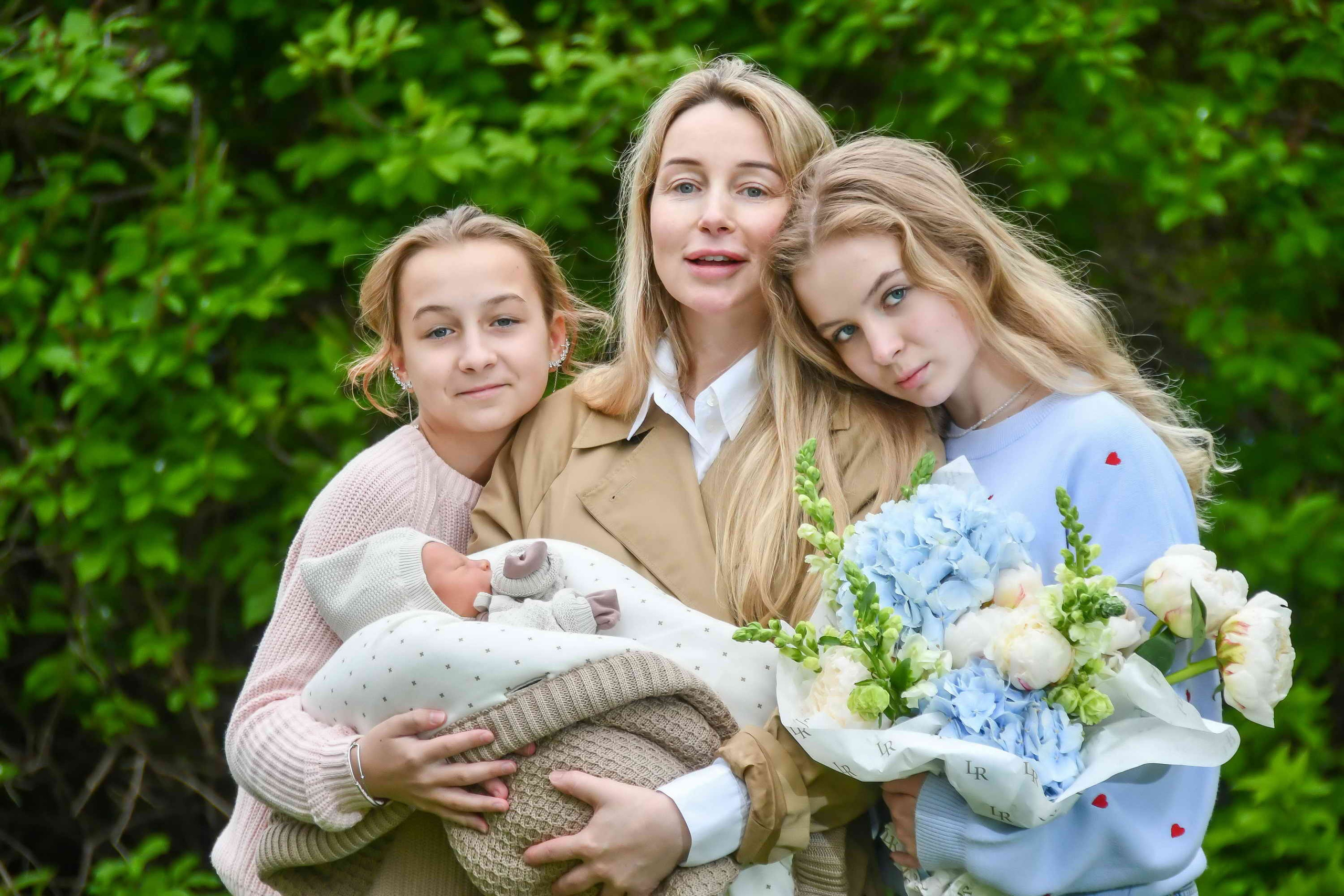 Выписка из роддома. Гуляния. Репортажный и детский фотограф в Новосибирске