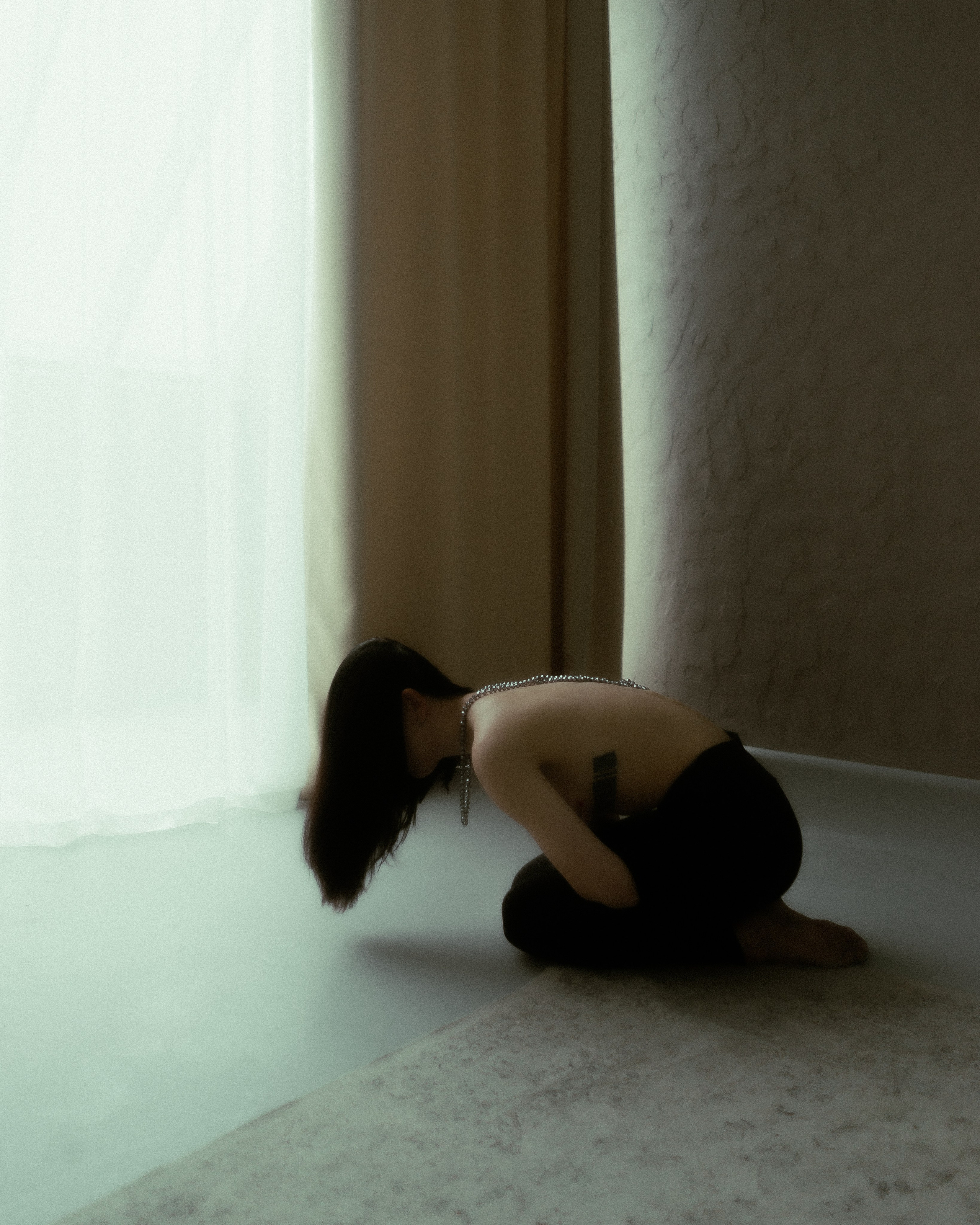 Художественная будуарная фотосессия в Санкт-Петербурге, изгиб тела в мягком свете