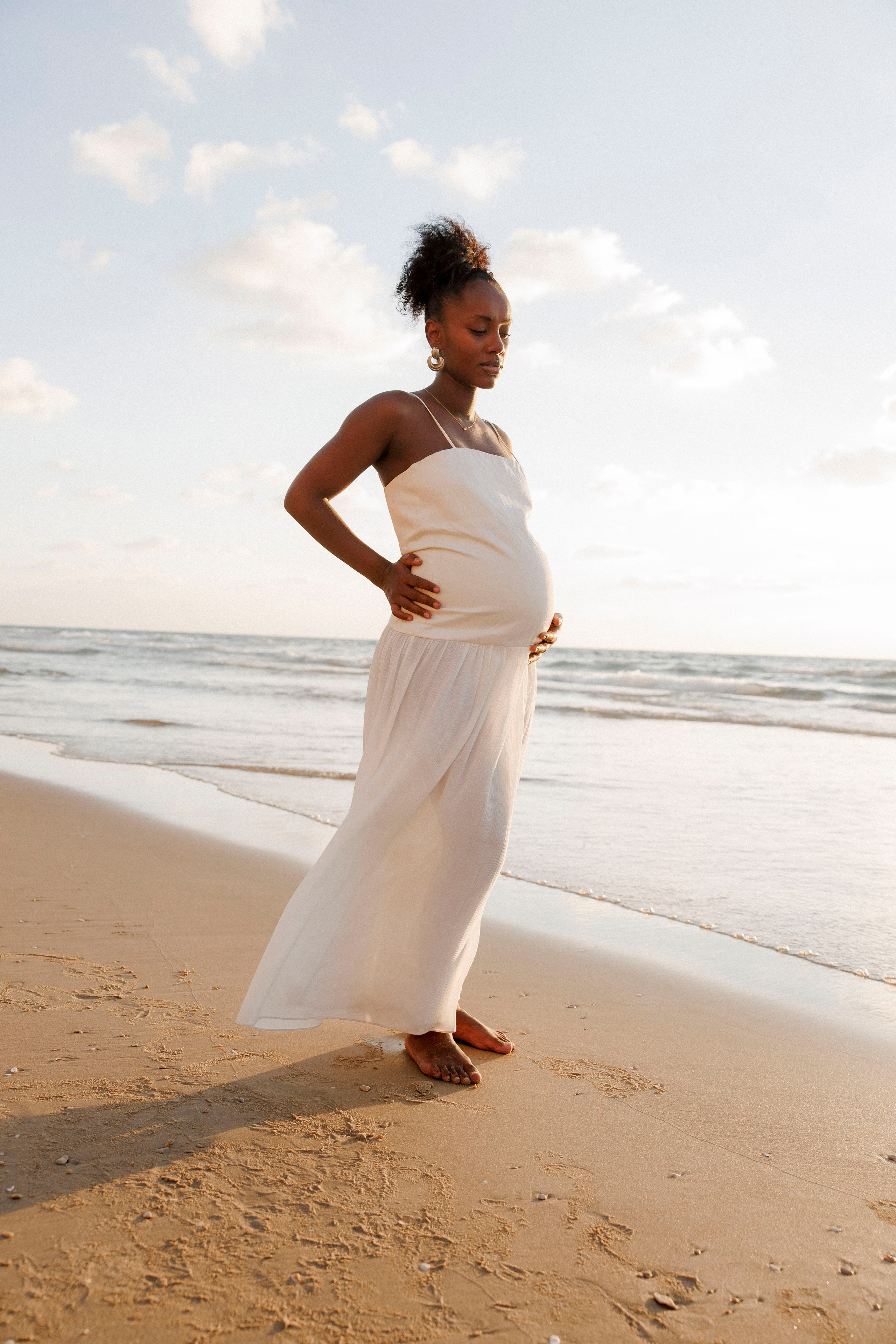 Pregnancy photoshoot near the sea. Главная