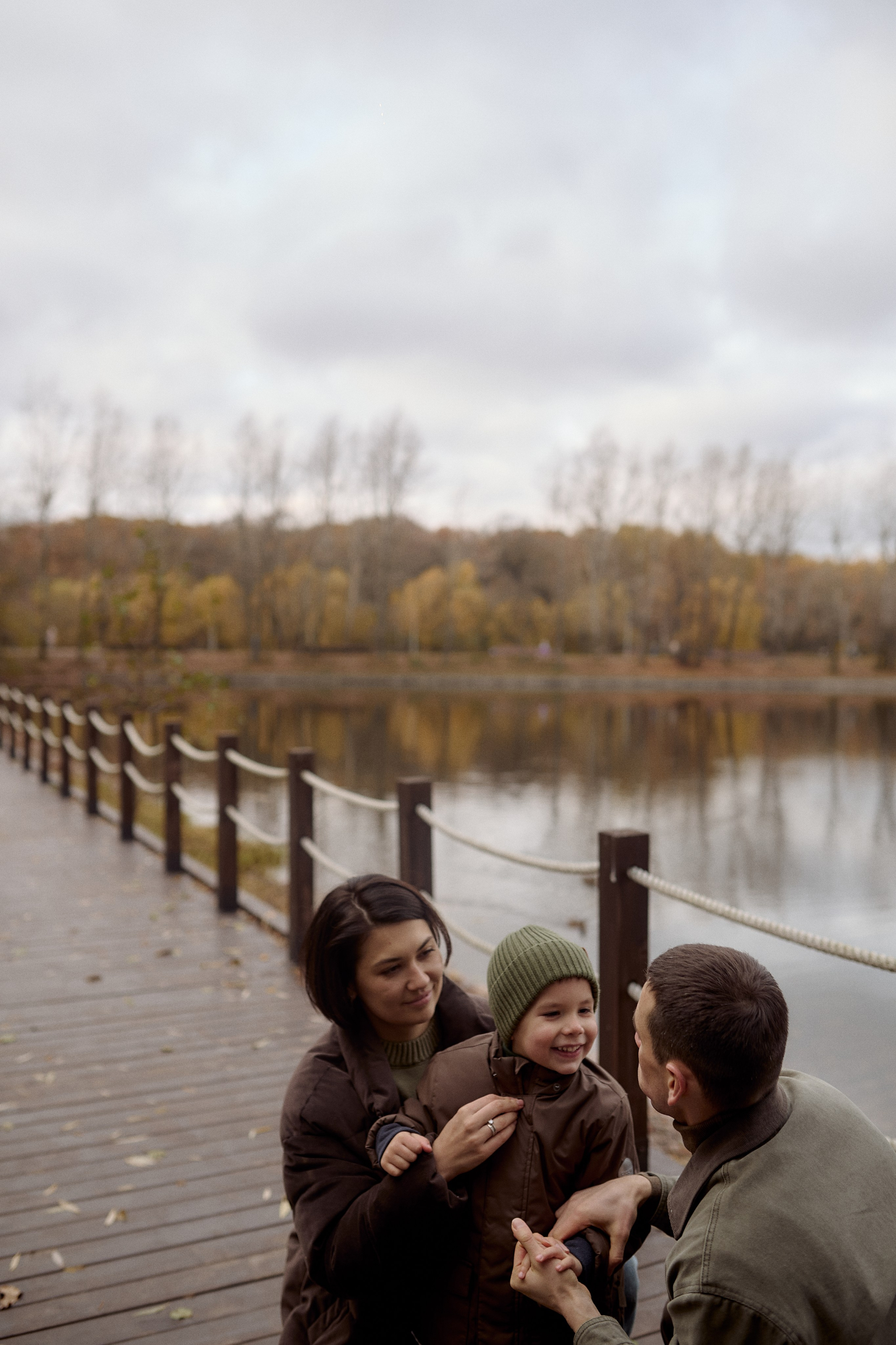Вова, Юля и Максим в осеннем парке. Семейный и свадебный lifestyle-фотограф в Москве Мария Петрова