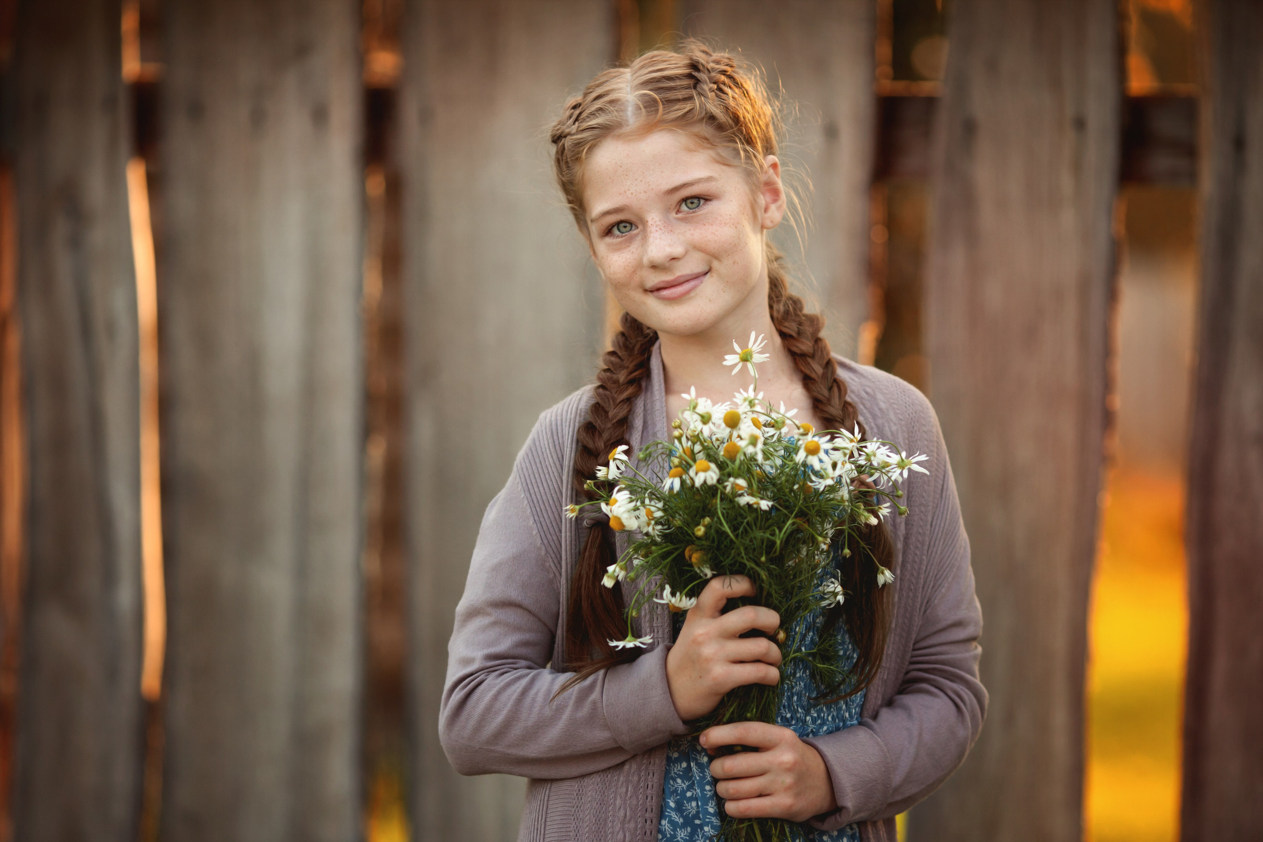 Лера с семками. Фотограф Антонина Свешникова. ВЫПУСКНЫЕ ФОТОКНИГИ для детских садов и школ. Москва, Владимир