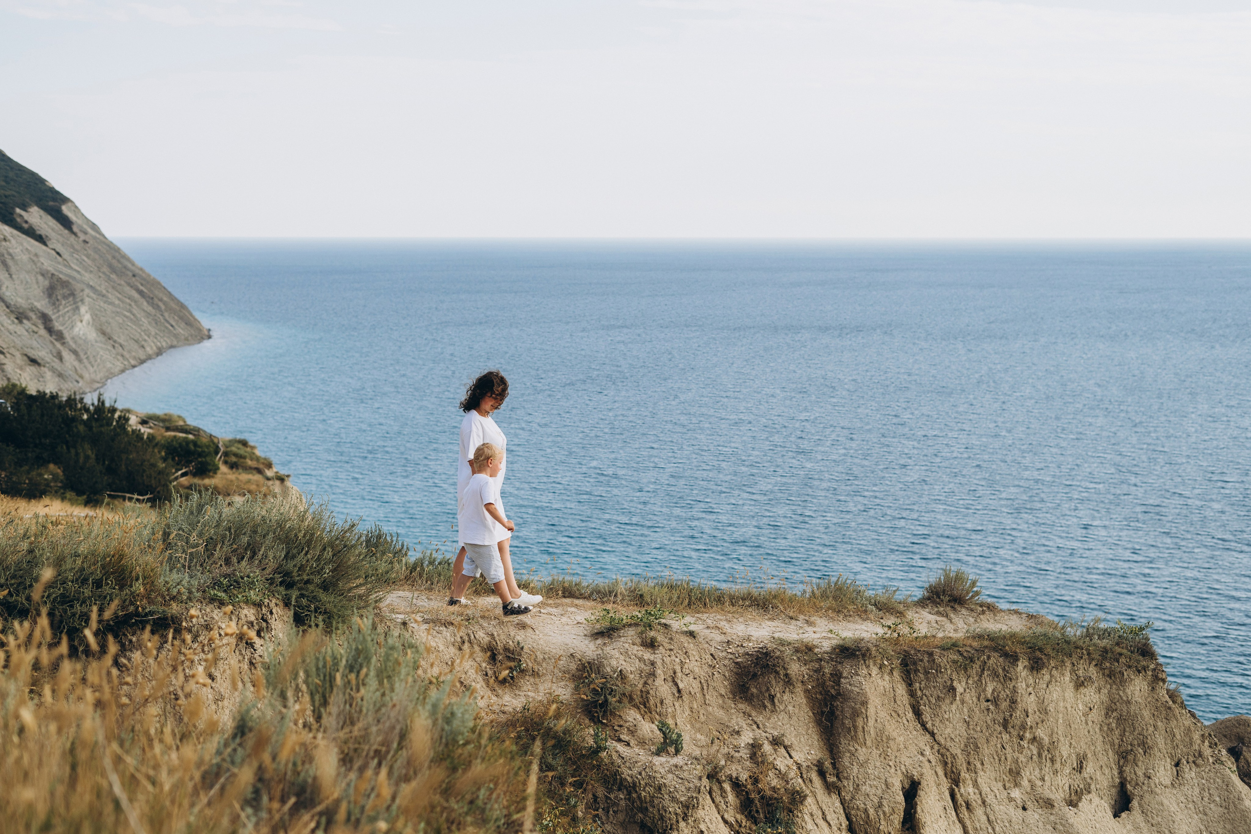 Фотограф в Анапе запечатлел веселый хаос - дети обливаются водой из ведерка, родители смеются, фотограф Анапа
