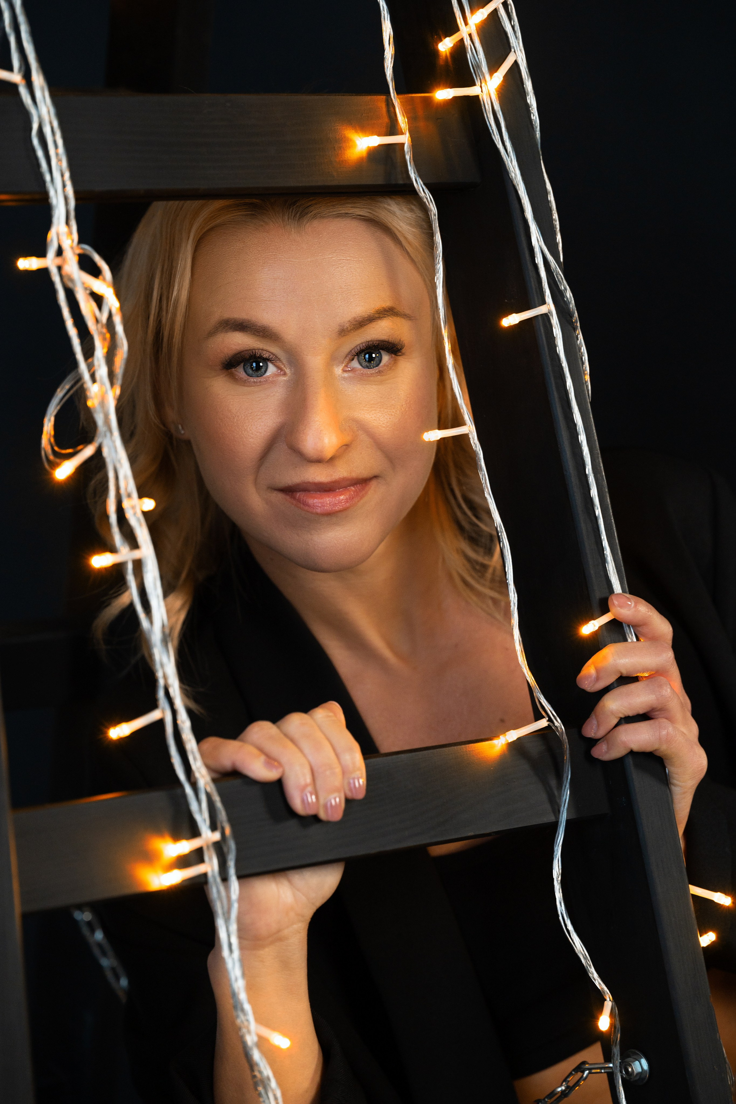 Новогодняя фотосъёмка девушки в черном костюме