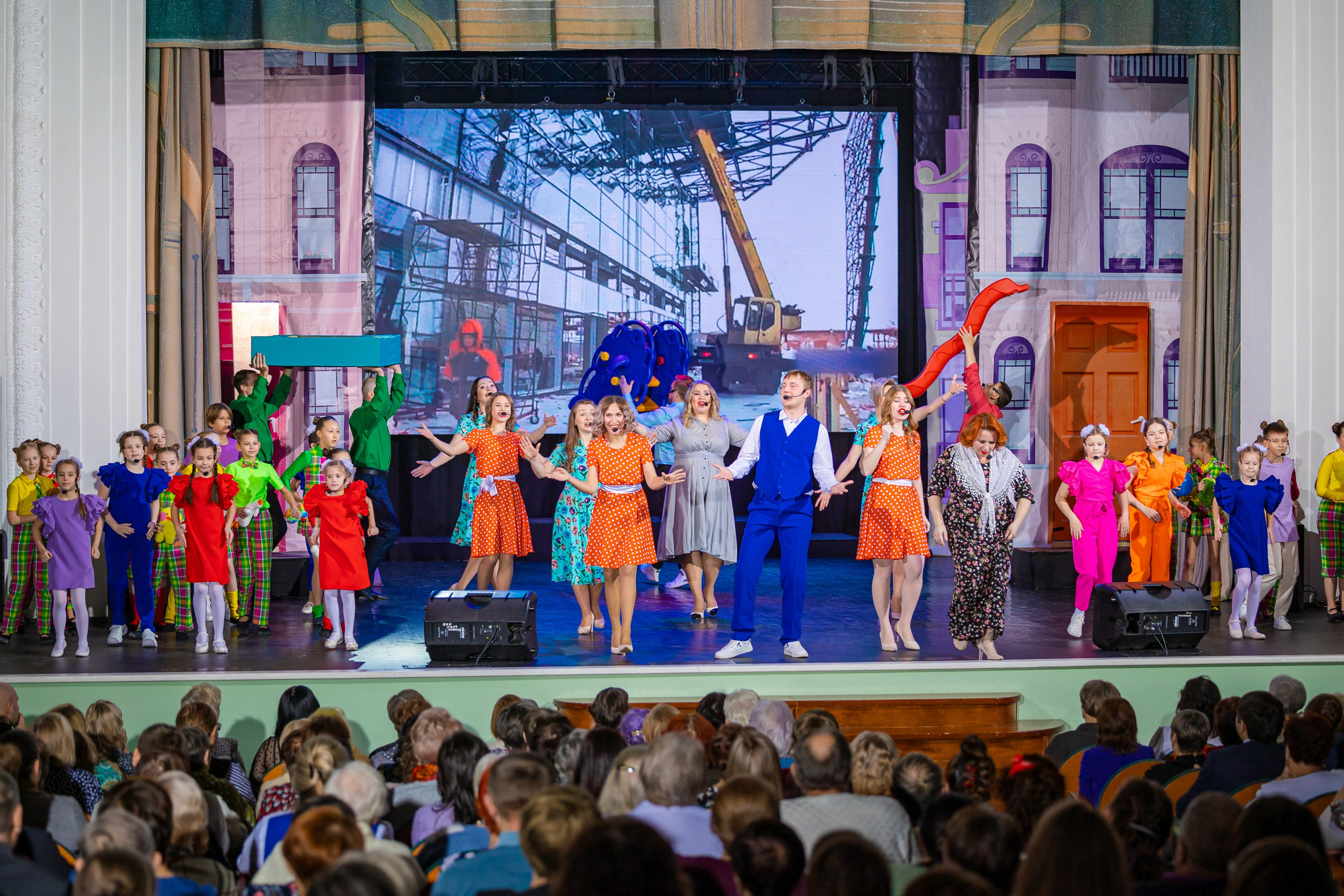 Творческий коллектив на сцене концертного фотографии ДКШ актёров Кемерово Кузбасс