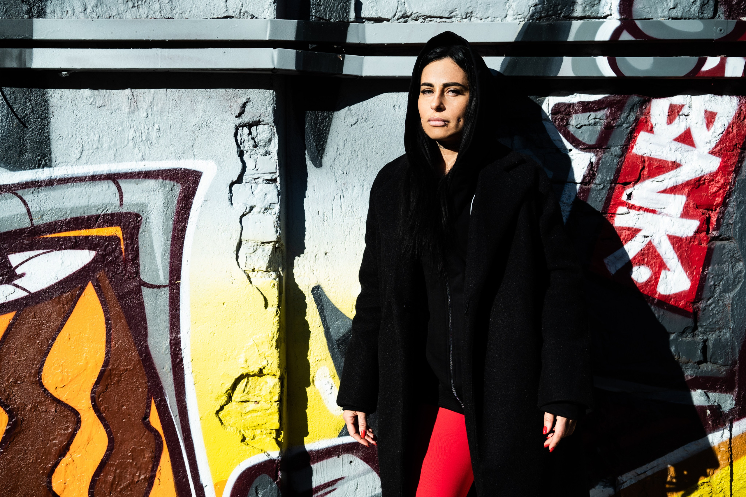 Портрет девушки на фоне стены с граффити