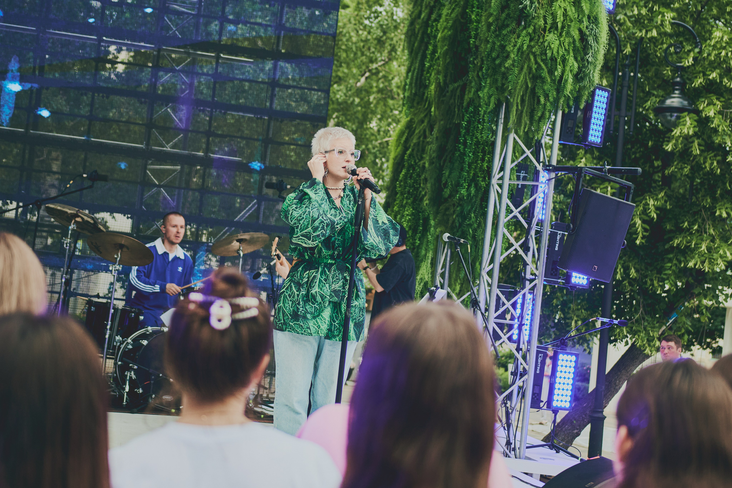 Съёмка с концерта МОТа: толпа фанатов и артист. Шилов Арсений — репортажный фотограф в Москве