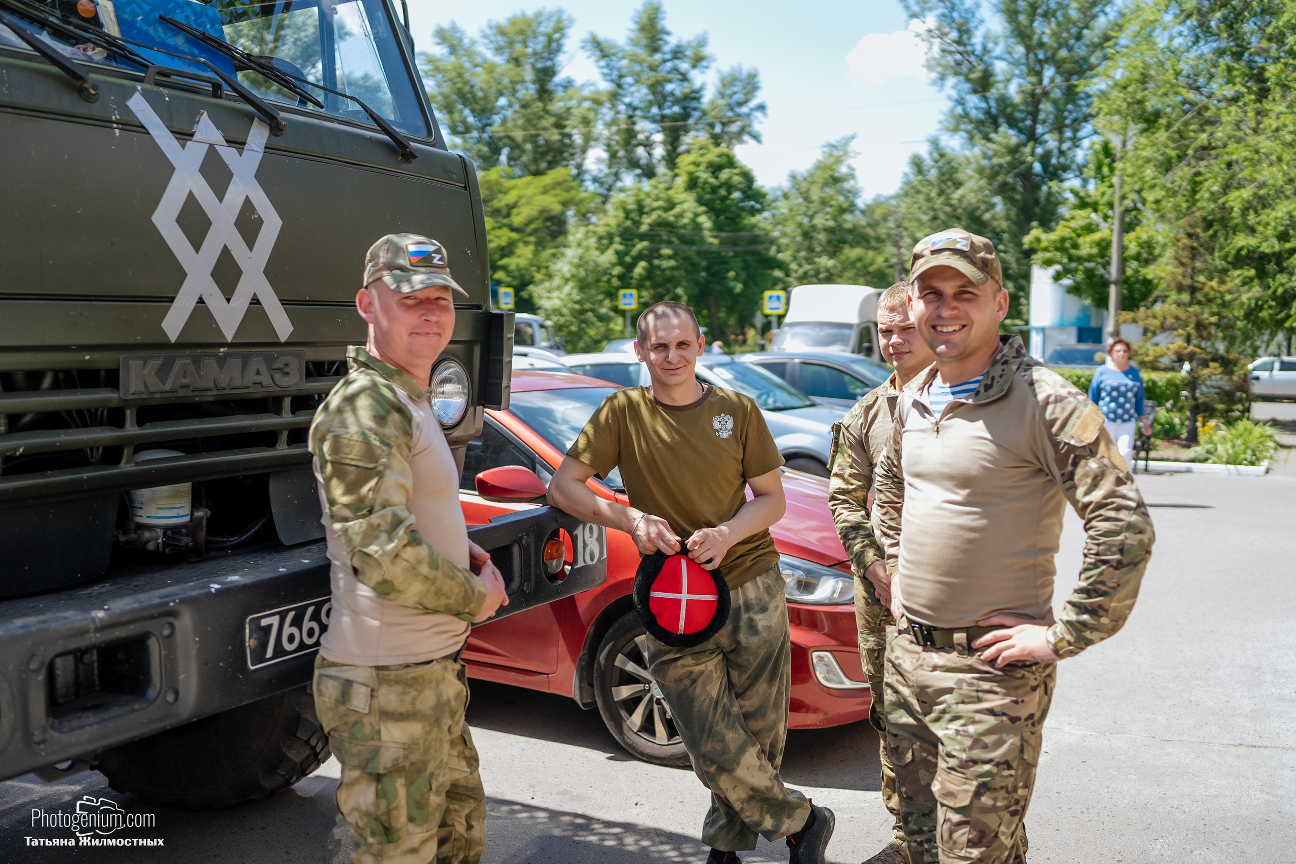 8 июня «Патриоты из Курска» сбор гуманитарной помощи у кинотеатра «Родина». Фотограф Нижний Новгород Татьяна Кейод