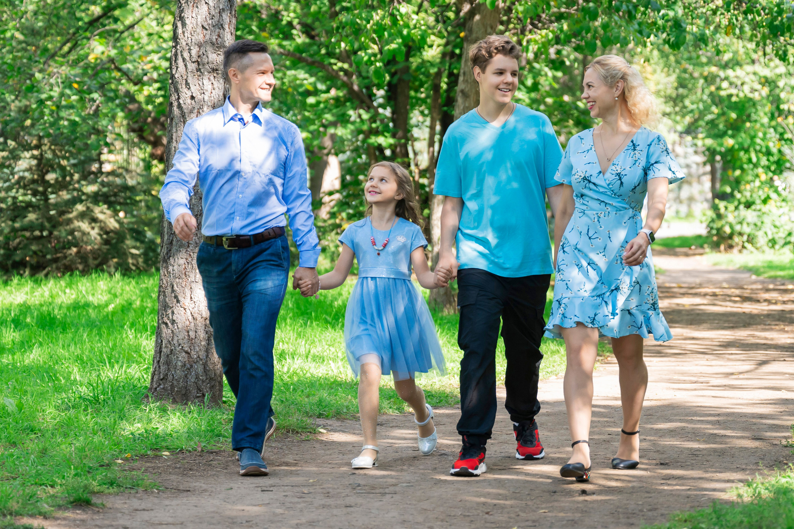 Съёмка всей семьёй. Семейная фотосессия. Фотосессия для большой семьи. Семейный портрет. Семейная фотосессия в студии. Семейная фотосессия на природе. Съёмка на природе