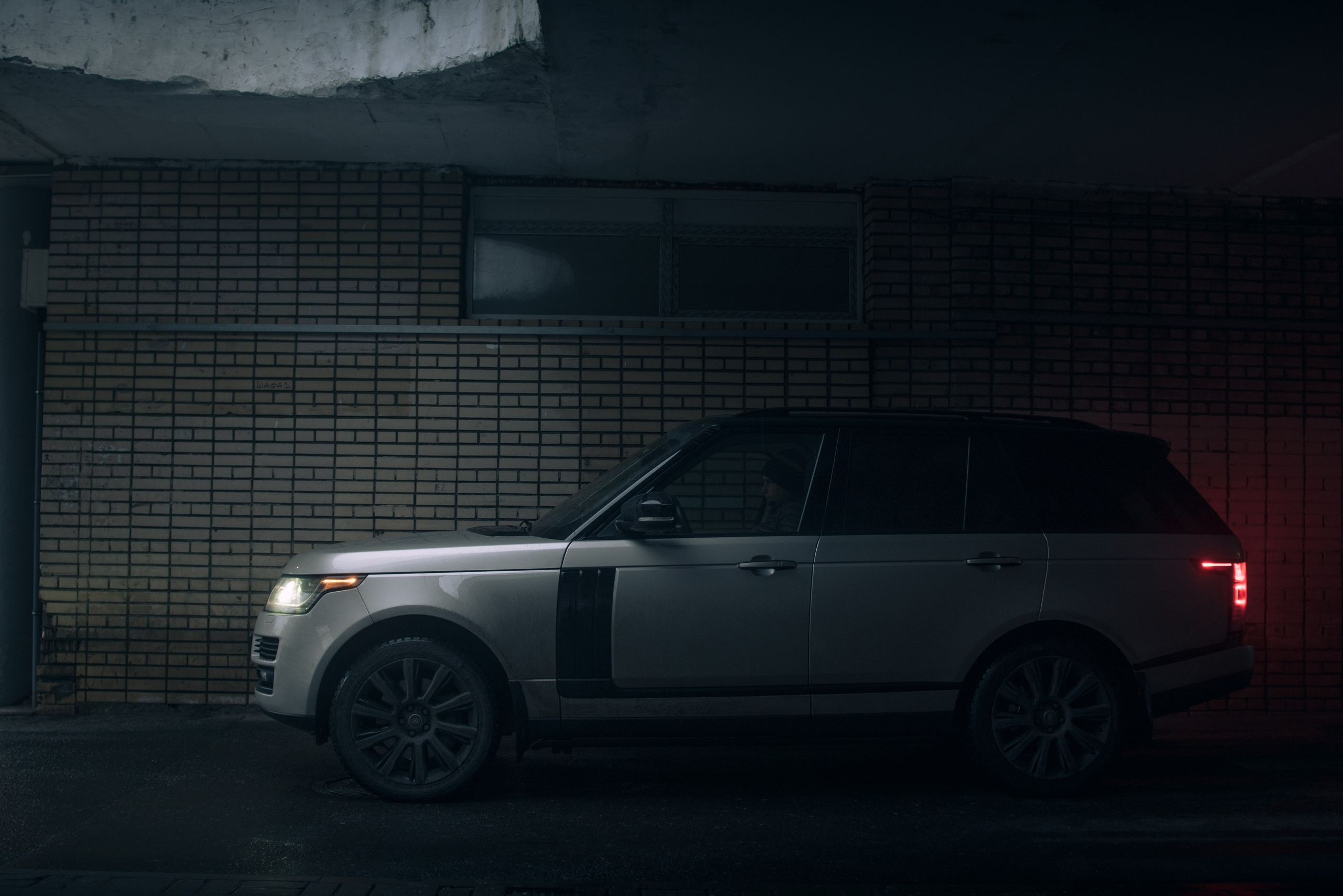 Range Rover в центре Москвы. Жуков Илья  свадебный фотограф в Москве