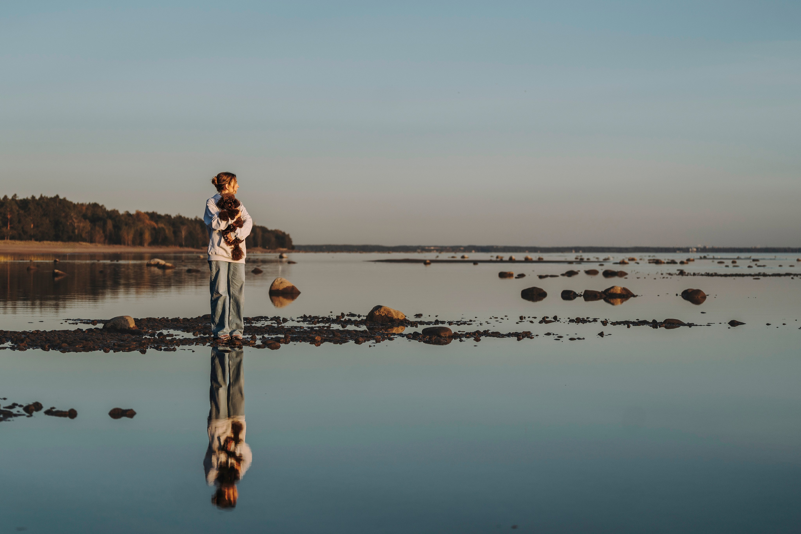 Фотосессия девушки с пуделем на пляже на закате. Фотограф анималист в Спб недорого Олеся Майорова