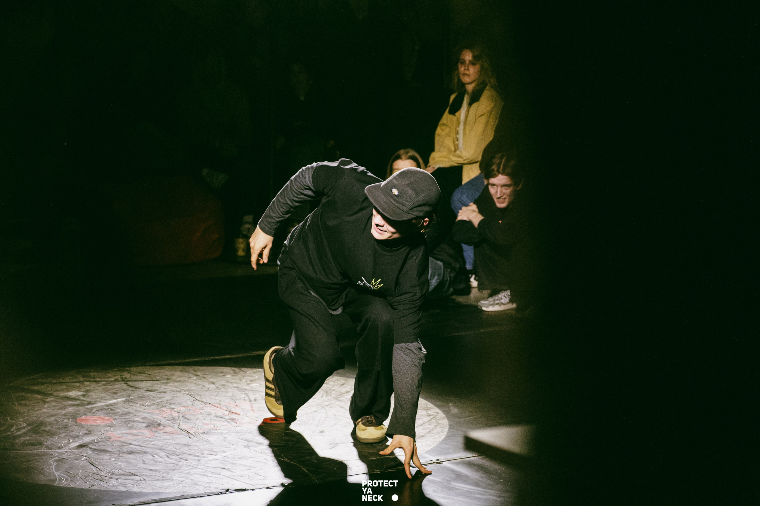 PROTECT YA NECK 22/03 (@youlovebu). Соня бу тебя сфоткала