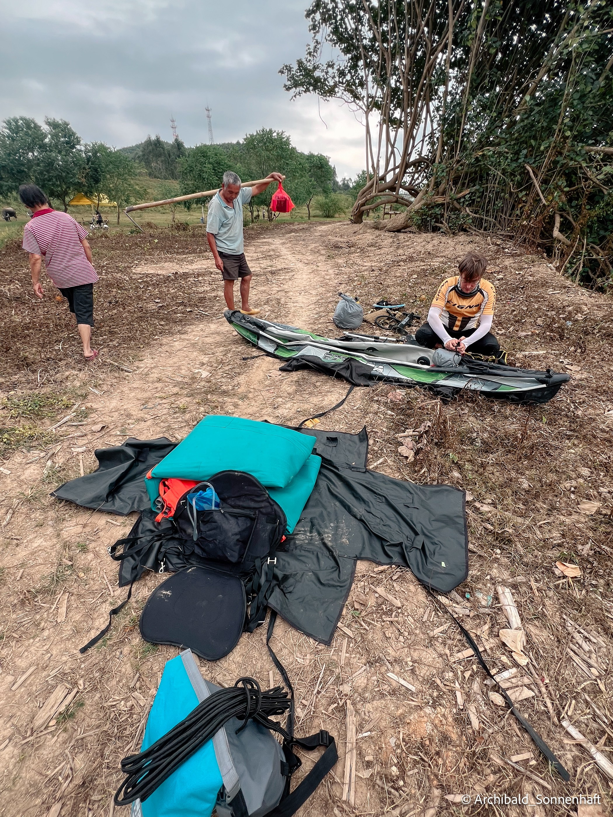 Weekend kayaking trip. Photographer in Guangzhou, China. Archibald Sonnenhaft