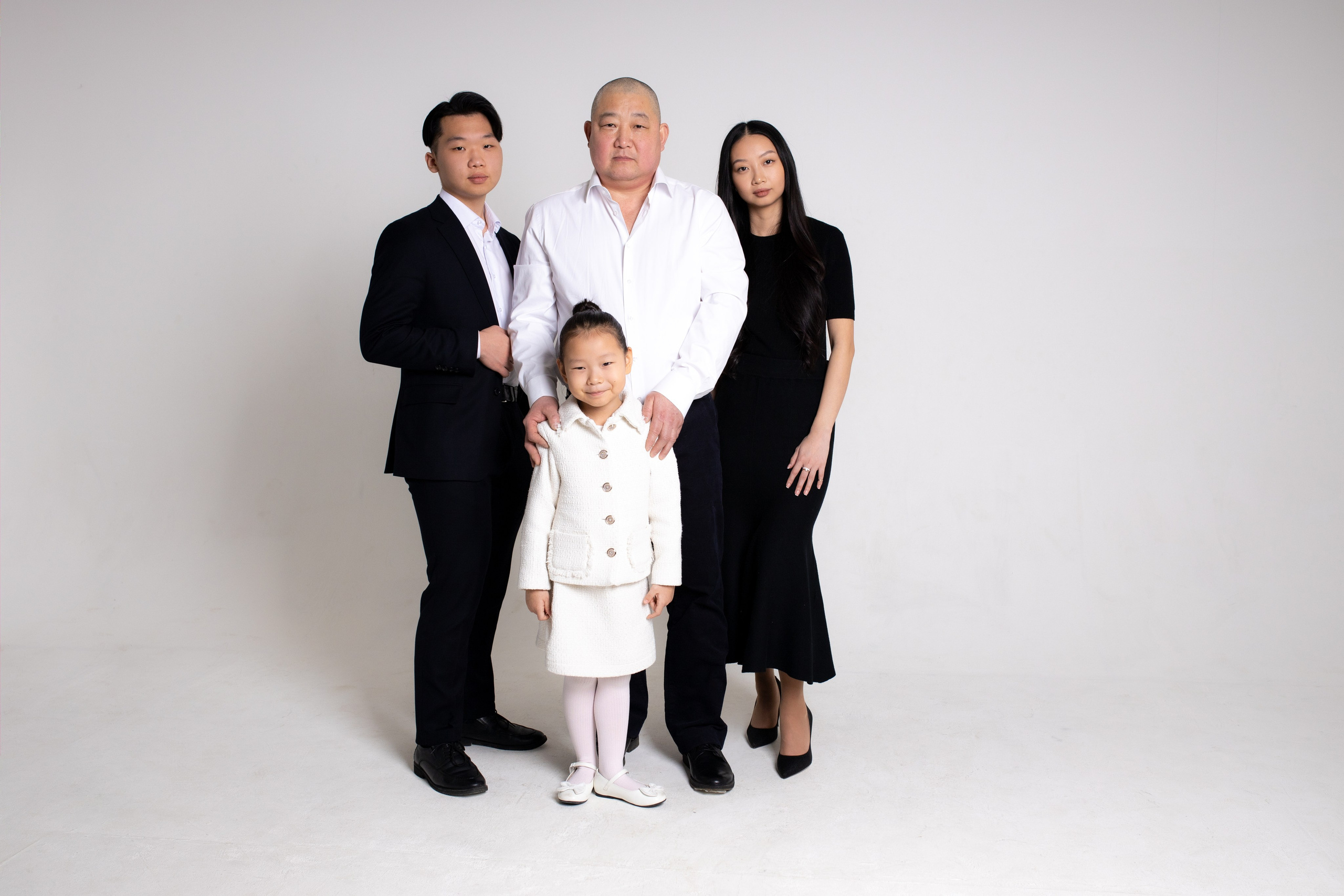 Семейная фотосессия на циклораме с импульсным светом. Фотограф в Железнодорожном и Балашихе