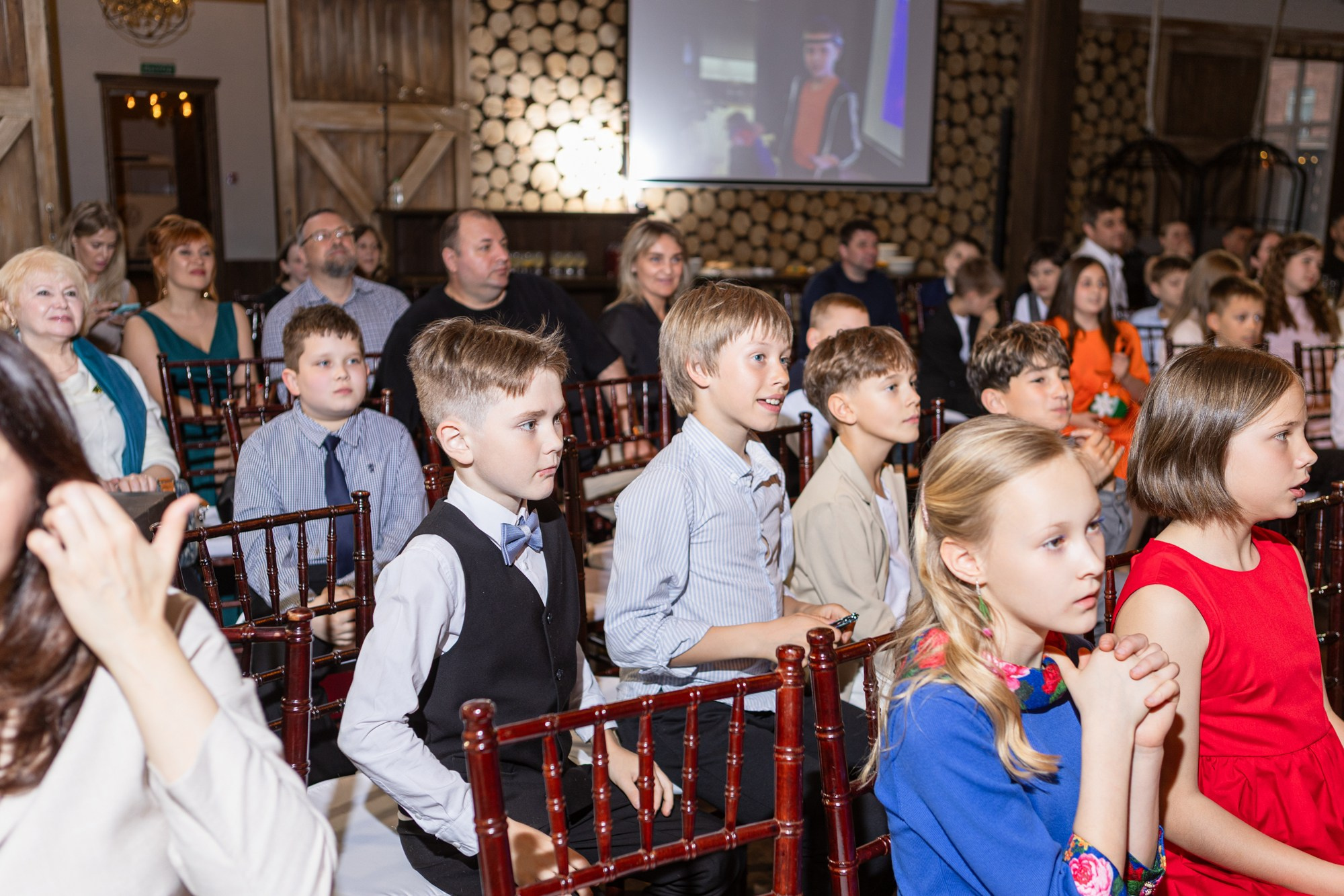 Яркая фотосессия для выпускного 4 класса в ресторане Весенний лофт. Семейный и детский фотограф в СПБ, Пушкин, Колпино, Славянка, Тосно