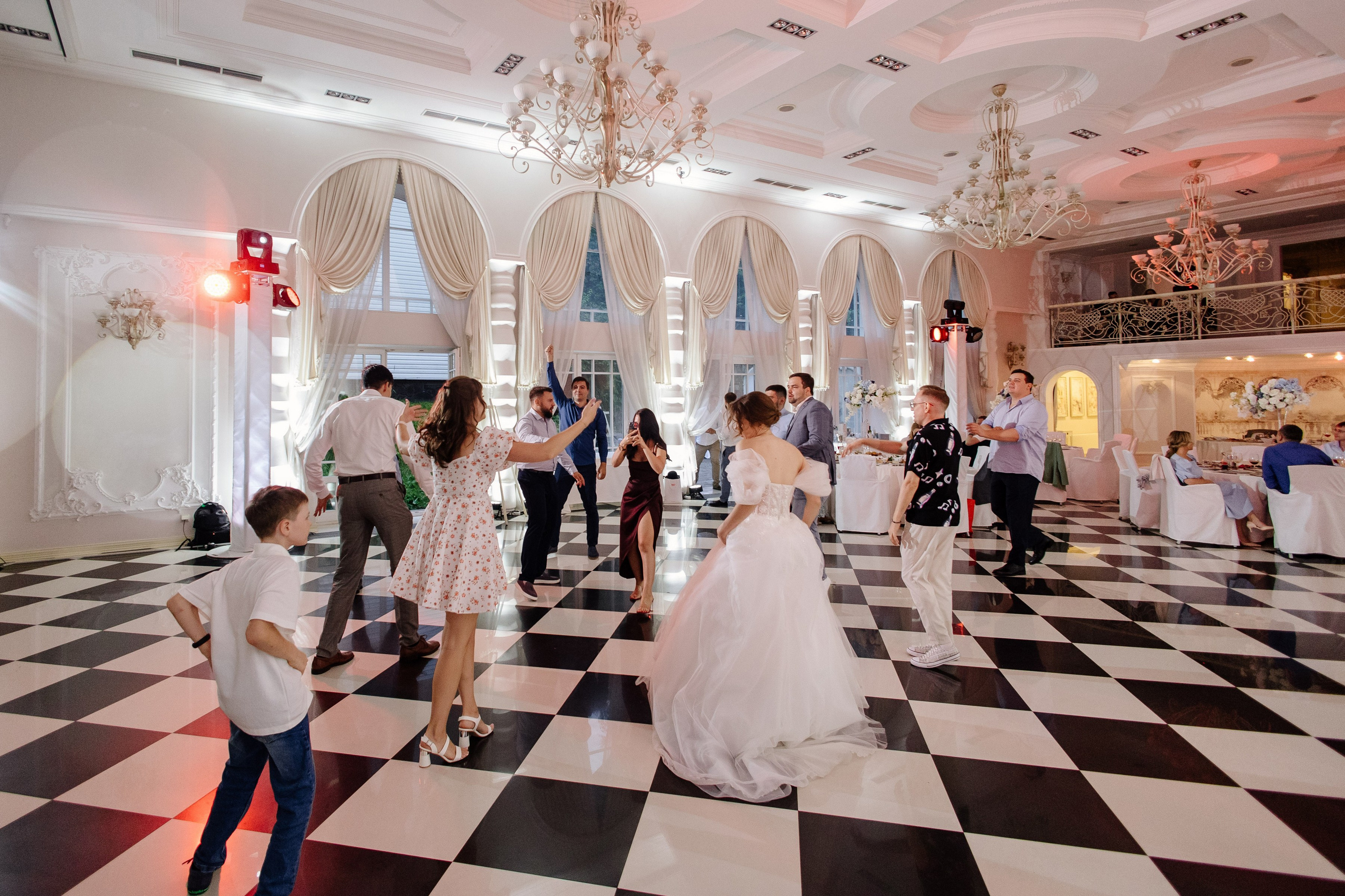 Свадебное утро в Hyatt Regency Хаятт Редженси, свадебная прогулка на Арме и банкет в О’Шалей. Свадебный и семейный фотограф Екатерина Иванова