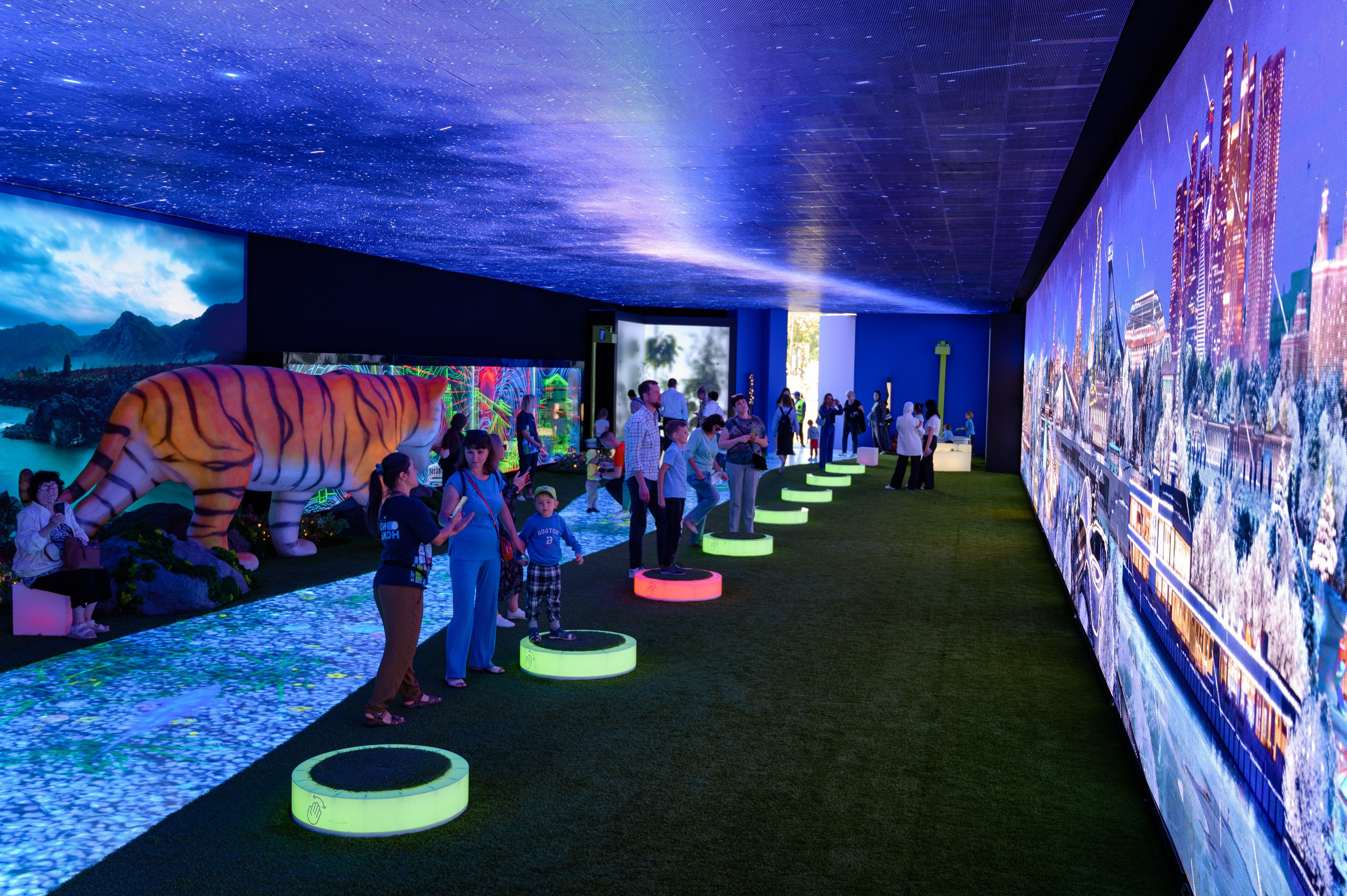  Конференции и выставки: "Фотография с конференции, показывающая выступающего на сцене перед аудиторией."