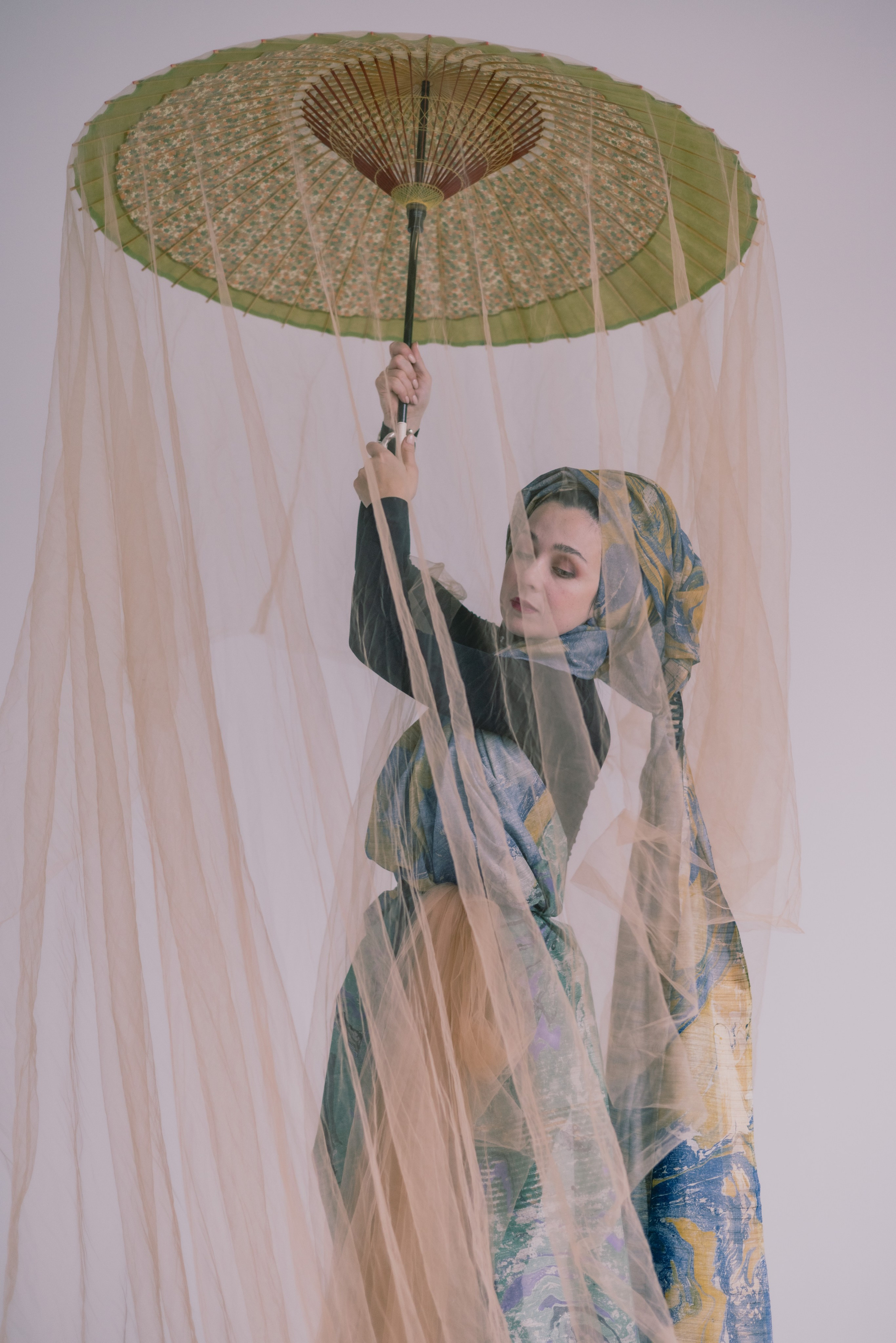 Нана Татишвили, девушка с зонтом в восточном стиле