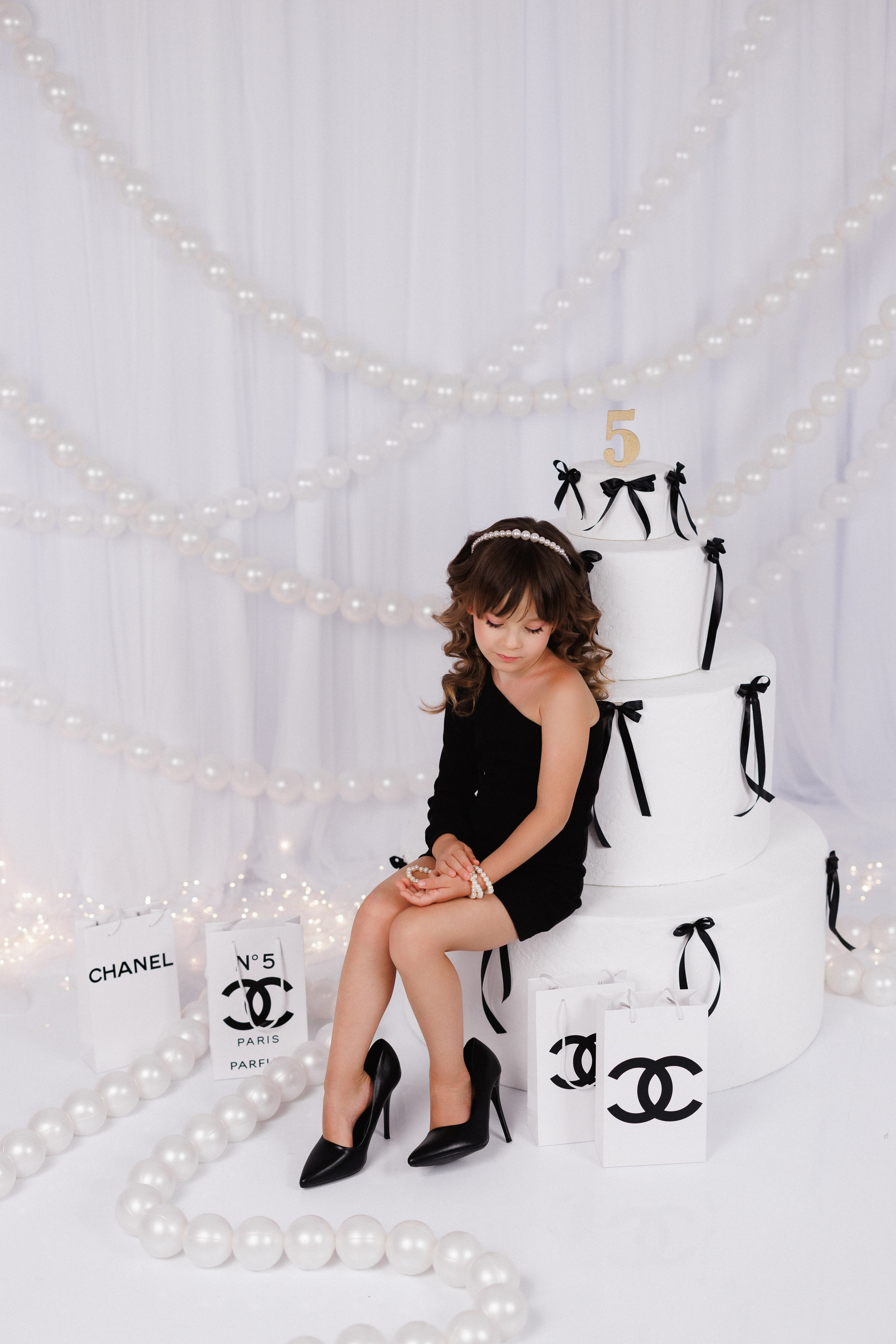 Фотосессия к дню рождения с большим тортом, в детской фотостудии «Антураж», город Краснодар. Семейный и детский фотограф в Краснодаре Анна Трашкова